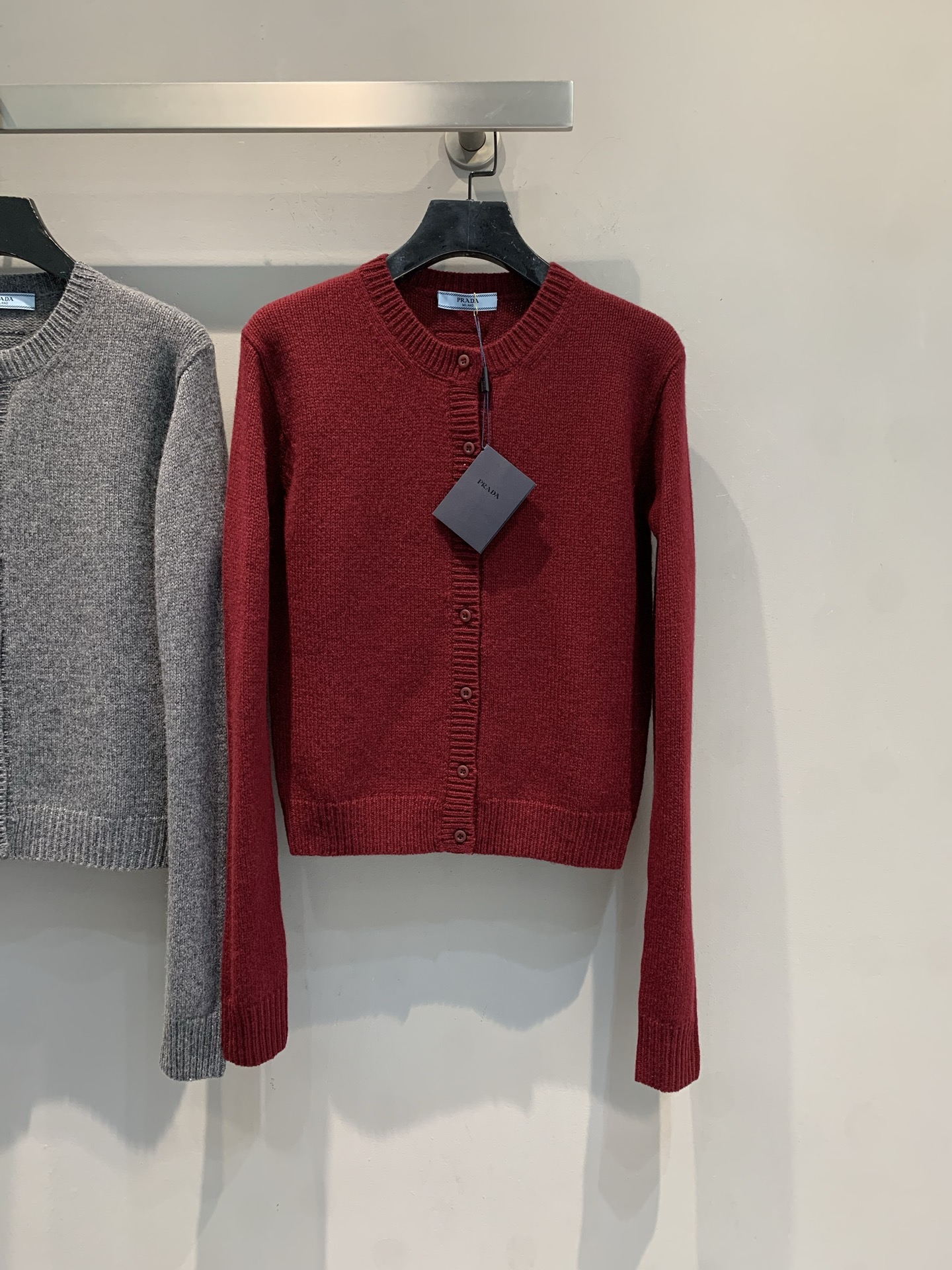 NO:505406,New style shipped MY version development Prad*2025 autumn and winter new retro fashionable triangle knitted cashmere cardigan. The delicate cashmere feels soft to the touch, the retro tone is high-end and white, and the simple version is full of tricks. It is an intellectual heroine in single wear, and when it is layered, it instantly improves the texture of the shape. It is a French celebrity with a skirt, and it becomes a casual elite with jeans. One piece unlocks N styles. SML, prada, skirts, jeans, alexander wang19860909新款出货啦MY版开发 Prad*2025秋冬新款复古时髦三角标针织羊绒开衫.细腻羊绒触感软到犯规,复古色调高级又显白,简约版型藏满小心机——单穿是知性大女主,叠穿当内搭瞬间提升造型质感.配半裙是法式名媛,搭牛仔裤又成随性精英,一件解锁N种风格.码数SML,,prada,skirts,jeans,alexander wang,Women's clothing