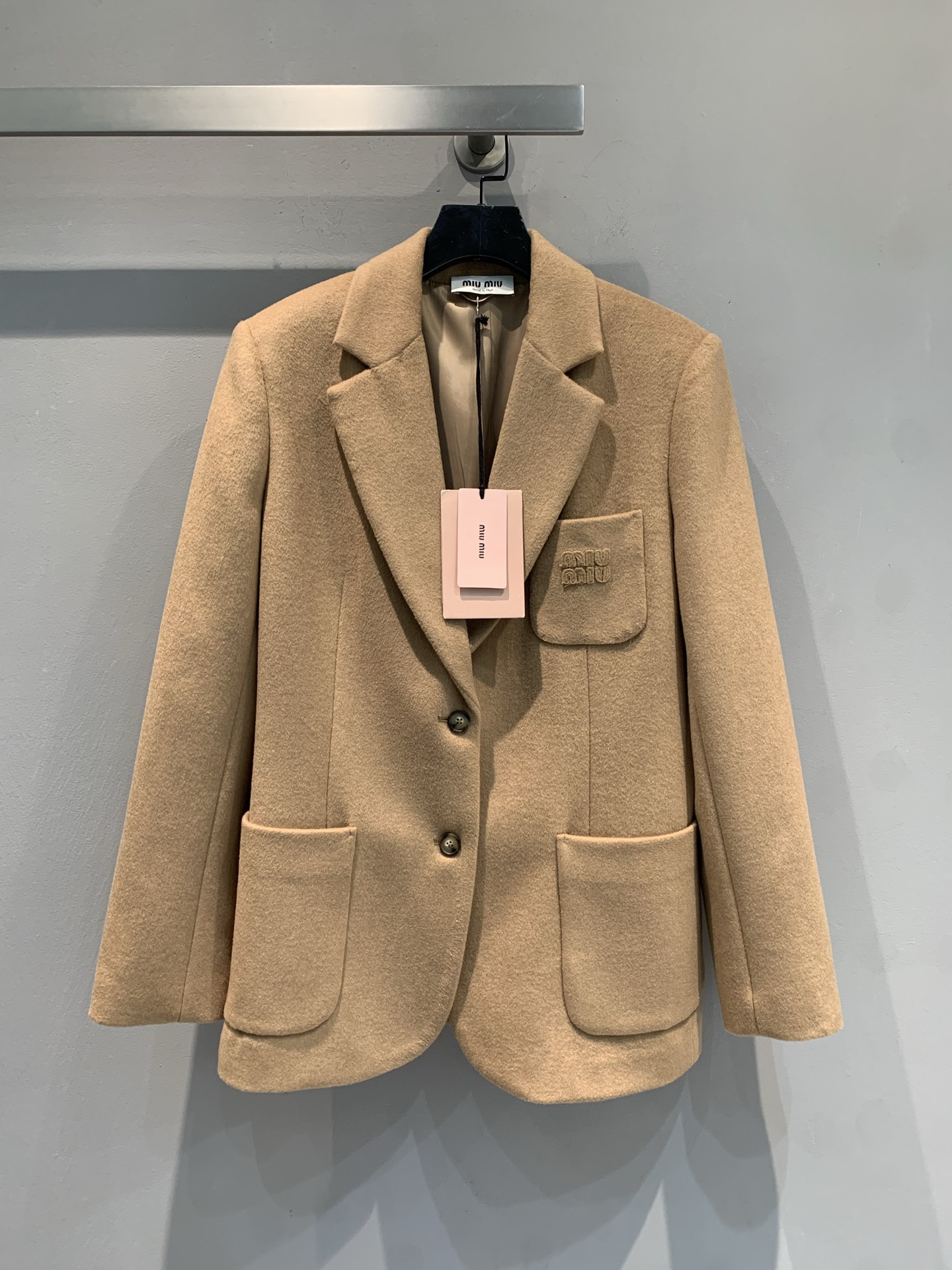 NO:504335,New models shipped M Y version development  Miumi* 2025 autumn and winter new fashionable retro camel camel velvet suit jacket. Selected soft camel velvet fabric, camel comes with high-end filters, delicate texture shows luxury under light and shadow; the classic suit collar outlines neat shoulder lines, instantly enhancing the aura, creating a casual and refined style. The brand logo of three-dimensional embroidery on the chest is a low-key display of the brand genes and a silent declaration of fashion taste; the multi-pocket design takes into account practicality and styling, and the retro buttons inject retro flavor into the whole. The loose silhouette is friendly and tolerant to all body shapes, and can not only match the skirt to interpret French elegance, but also mix and match jeans to create a casual and cool style. Whether it is the ability to commute in the workplace or the fashionable going out on the street on weekends. SML, miumiu, skirts, jeans, jackets &  coats, business suit,alexander wang19860909新款出货啦M Y版开发 Miumi*2025秋冬新款时髦复古驼色骆驼绒西装外套.精选柔软骆驼绒面料,驼色自带高级滤镜,细腻质感在光影下尽显奢华；经典西装领型勾勒利落肩线,瞬间提升气场,打造出随性又不失精致的穿搭格调.胸前立体刺绣的品牌标识,是品牌基因的低调彰显,更是时尚品味的无声宣言；多口袋设计兼顾实用性与造型感,复古纽扣为整体注入复古韵味.宽松的廓形对各种身形友好包容,既能搭配裙装演绎法式优雅,也能混搭牛仔裤打造随性飒爽.无论是职场通勤的干练,还是周末出街的时髦.码数SML,,miumiu,skirts,jeans,jackets & coats,business suit,alexander wang,Women's clothing