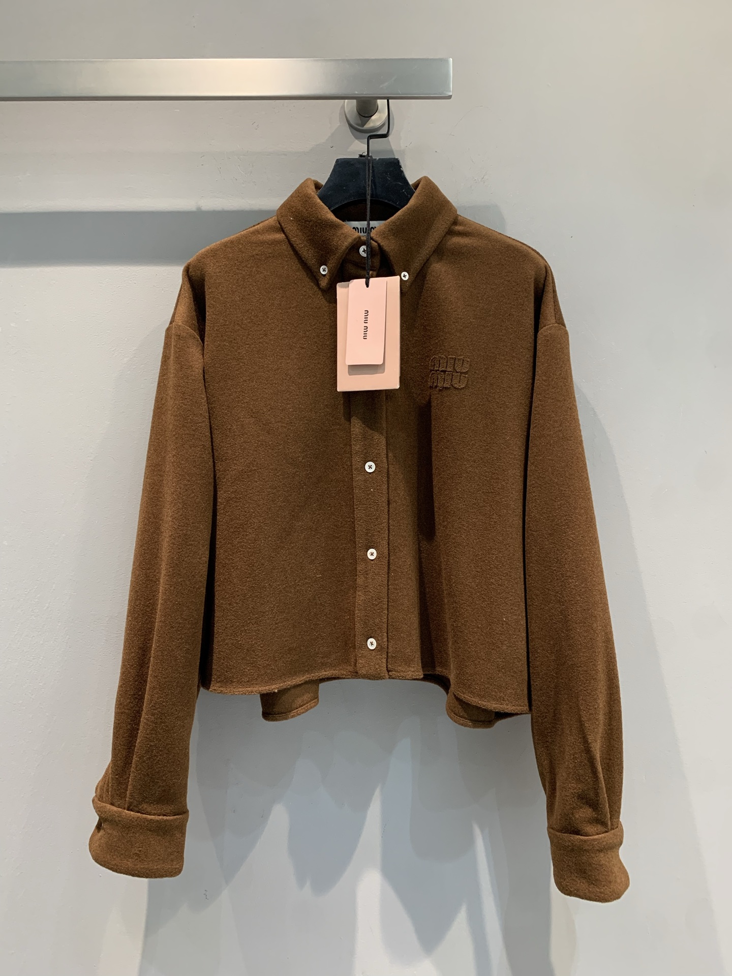 NO:504339,New model shipped M Y version development Miumi* 2025 autumn and winter new letter embroidered lapel wool short jacket. Selected wool cashmere blended fabric, with delicate texture and crisp style. The tan tone comes with retro filters, and the delicate texture conveys high-end texture; the classic lapel is matched with metal buttons, which hides exquisite details in simplicity, and easily creates a casual and stylish style. The brand logo of three-dimensional embroidery on the chest, the short silhouette cleverly optimizes the body proportions, which can not only match high-waisted pants to create a visual effect of long legs, but also layer it inside to add layering to add layering. Whether it is the casual and comfortable daily outing or the eye-catching personality of niche parties. SML, miumiu, jackets & coats, alexander wang19860909新款出货啦M Y版开发 Miumi*2025秋冬新款字母刺绣翻领羊毛短款外套.甄选羊毛羊绒混纺面料,质感细腻,版型挺括.棕褐色调自带复古滤镜,细腻纹理传递高级质感；经典翻领搭配金属纽扣,简约中暗藏精致细节,轻松塑造随性又不失格调的造型风格.胸前立体刺绣的品牌标识,短款廓形巧妙优化身材比例,既能搭配高腰裤打造大长腿视觉效果,也能内搭叠穿增添层次趣味.无论是日常出街的随性自在,还是小众派对的个性吸睛.码数SML,,miumiu,jackets & coats,alexander wang,Women's clothing