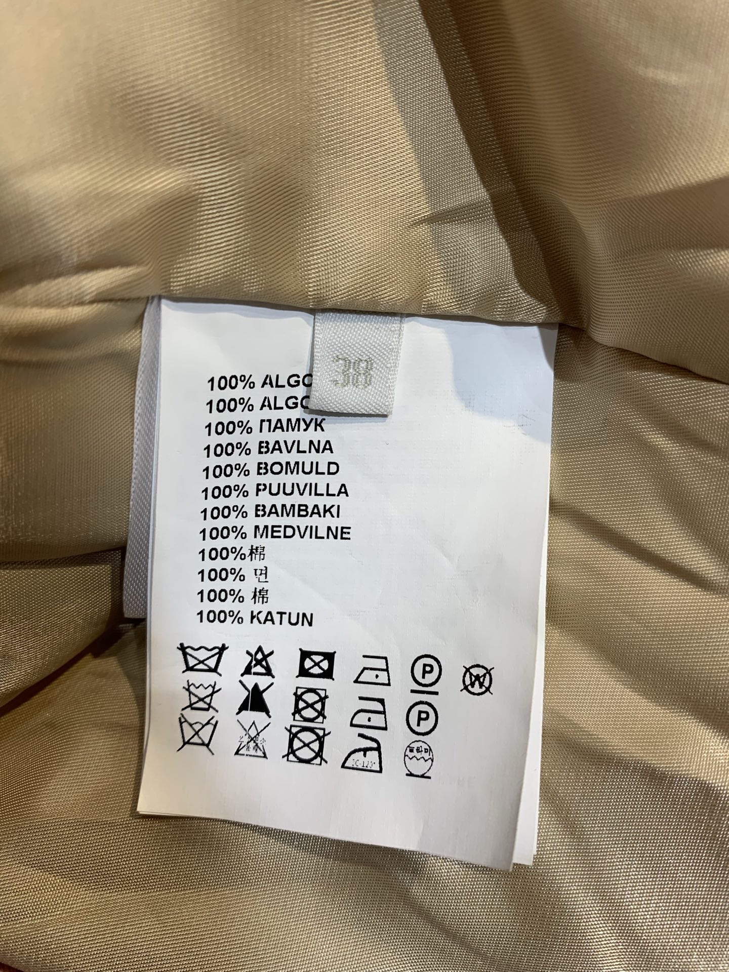 新款🔥出货啦 Y版开发 Miumi*2025秋冬新款复古时髦灯芯绒领拼接牛仔外套。水洗做旧的粉色牛仔面料