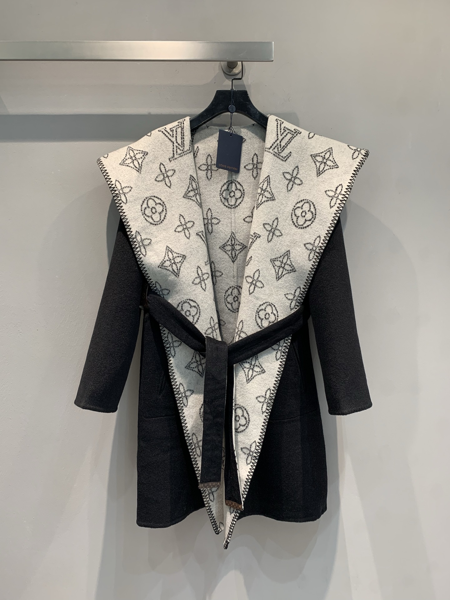 NO:684837,Equipped with a dust bag, the new model has been shipped. Equipped with a dust bag. L's new autumn and winter reversible large floral wrap-style mid-length coat is made of woolen jacquard fabric imported from Australia. The fabric is soft and velvety!  Full body floral tailoring, imported goatskin binding!  The invincible large lapels are made for aura, and your upper body will become whiter and more beautiful in seconds!  Delivered with same color belt. Size 36 38 40,,louis vuitton,sheepskin,19860909配防尘袋新款出货啦 配防尘袋 L家秋冬新款两面穿大花围裹式中长款大衣,澳洲进口羊毛呢提花面料,面料柔软绒感十足！满身对花剪裁,进口山羊皮包边！无敌大翻领为气场而生,上身秒变白富美！配送同色腰带. 码数36 38 40,,louis vuitton,sheepskin,,Women's clothing