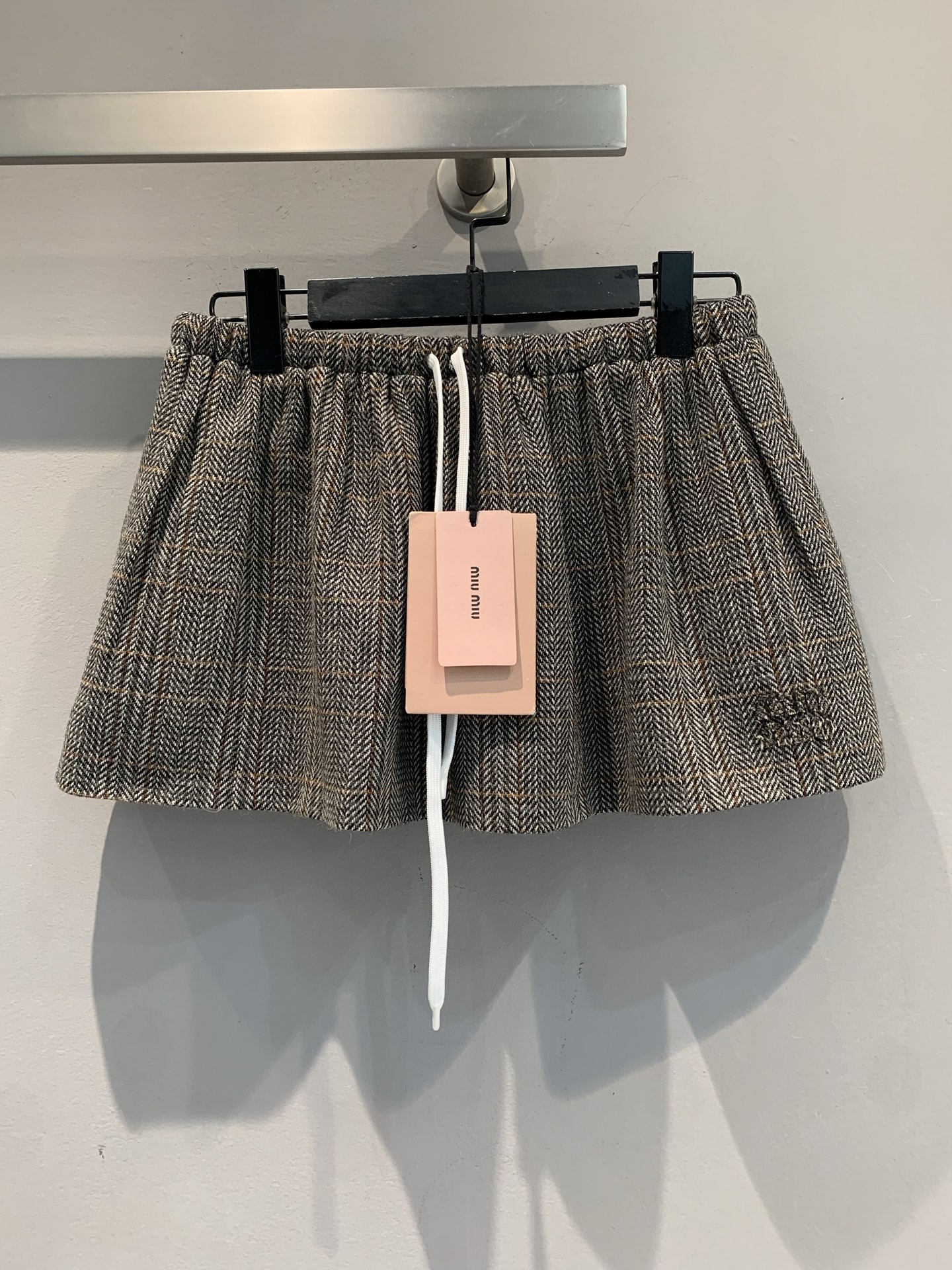 NO:505424,New model shipped MY version development Miumi*2025 autumn and winter new retro sweet style lace-up wool skirt. Delicate wool fabric with a high-end texture. It is both warm and expensive when worn in autumn and winter. It is soft when worn in close body and does not tie at all!  The plaid is retro and fashionable and classic herringbone plaid, with a full retro tone. It is a sweet girl in the college when paired with a white shirt. It turns into a cool and cool girl in the second place with a leather jacket. The style is no pressure to switch. The style is very understandable to girls. The elastic waist + fluffy skirt hem, which makes the waist look so thin and can hide the little flesh. The skirt sways while walking, and the atmosphere of the sweet girl is directly welded to the body!  SML, miumiu, skirts, shirts, leather jacket, alexander wang19860909新款出货啦MY版开发 Miumi*2025秋冬新款复古甜飒风格纹系带羊毛半裙.细腻羊毛面料,自带高级肌理感,秋冬穿既保暖又显贵,贴身穿都软乎乎的,完全不扎！格纹复古又时髦经典人字格纹,复古腔调拉满,搭配白衬衫是学院甜妹,配皮衣又秒变酷飒辣妹,风格切换毫无压力~版型太懂女生了松紧腰+蓬蓬裙摆,把腰衬得巨细,还能藏住小肉肉,行走间裙摆摇曳,甜妹氛围感直接焊在身上！码数SML,,miumiu,skirts,shirts,leather jacket,alexander wang,Women's clothing