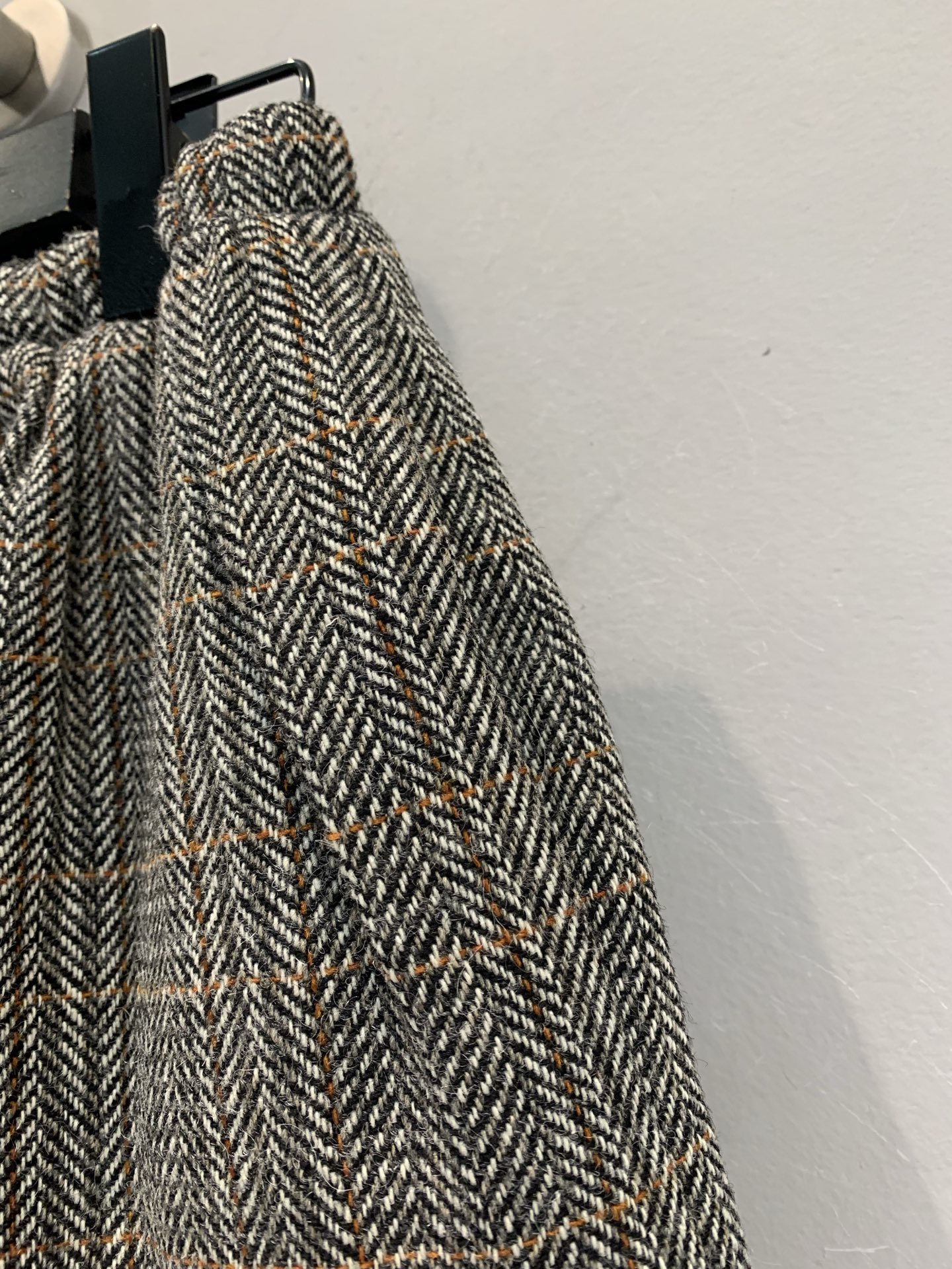 新款🔥出货啦📢 Y版开发 Miumi*2025秋冬新款复古甜飒风格纹系带羊毛半裙。细腻羊毛面料，自带高级