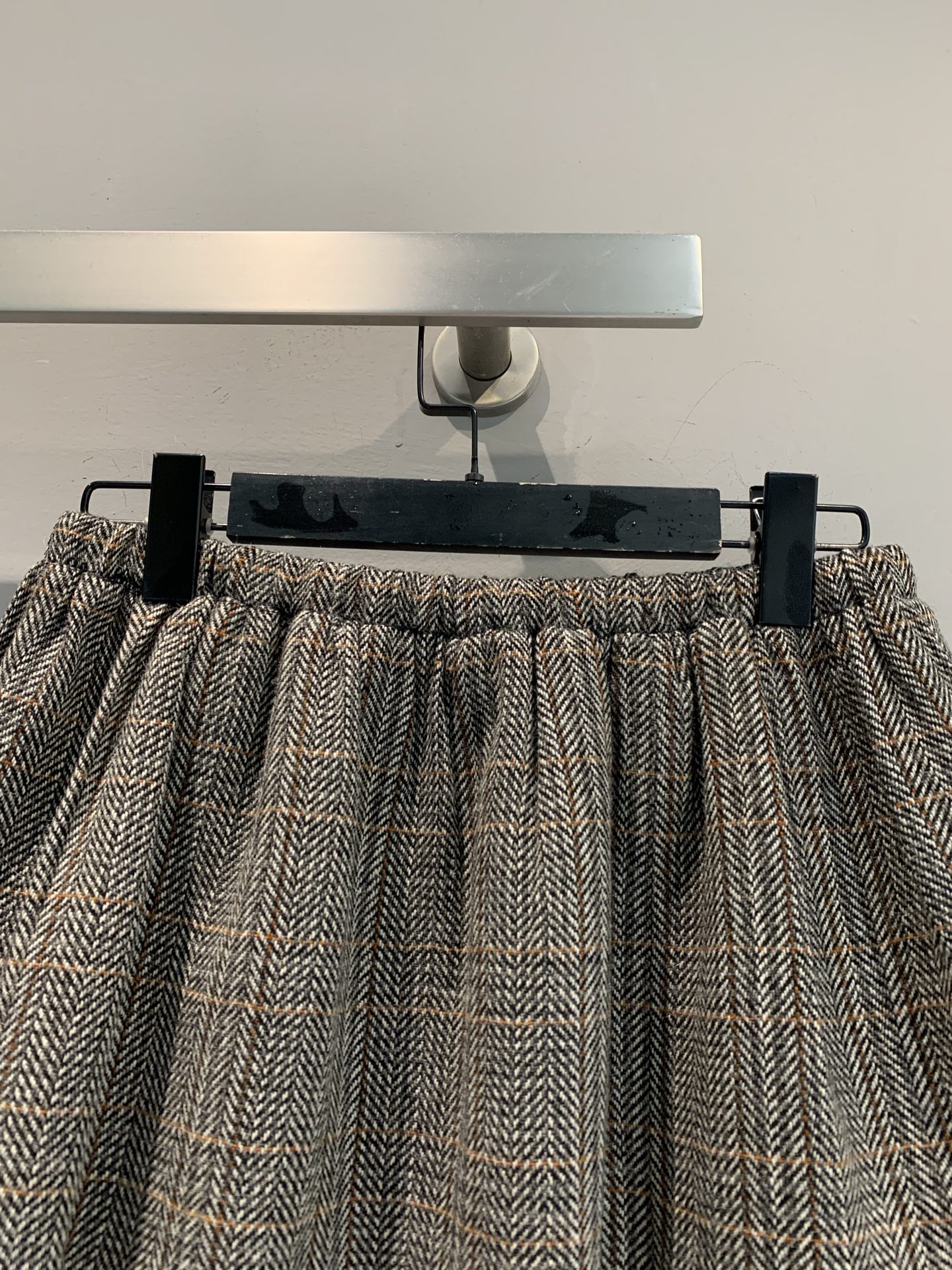 新款🔥出货啦📢 Y版开发 Miumi*2025秋冬新款复古甜飒风格纹系带羊毛半裙。细腻羊毛面料，自带高级