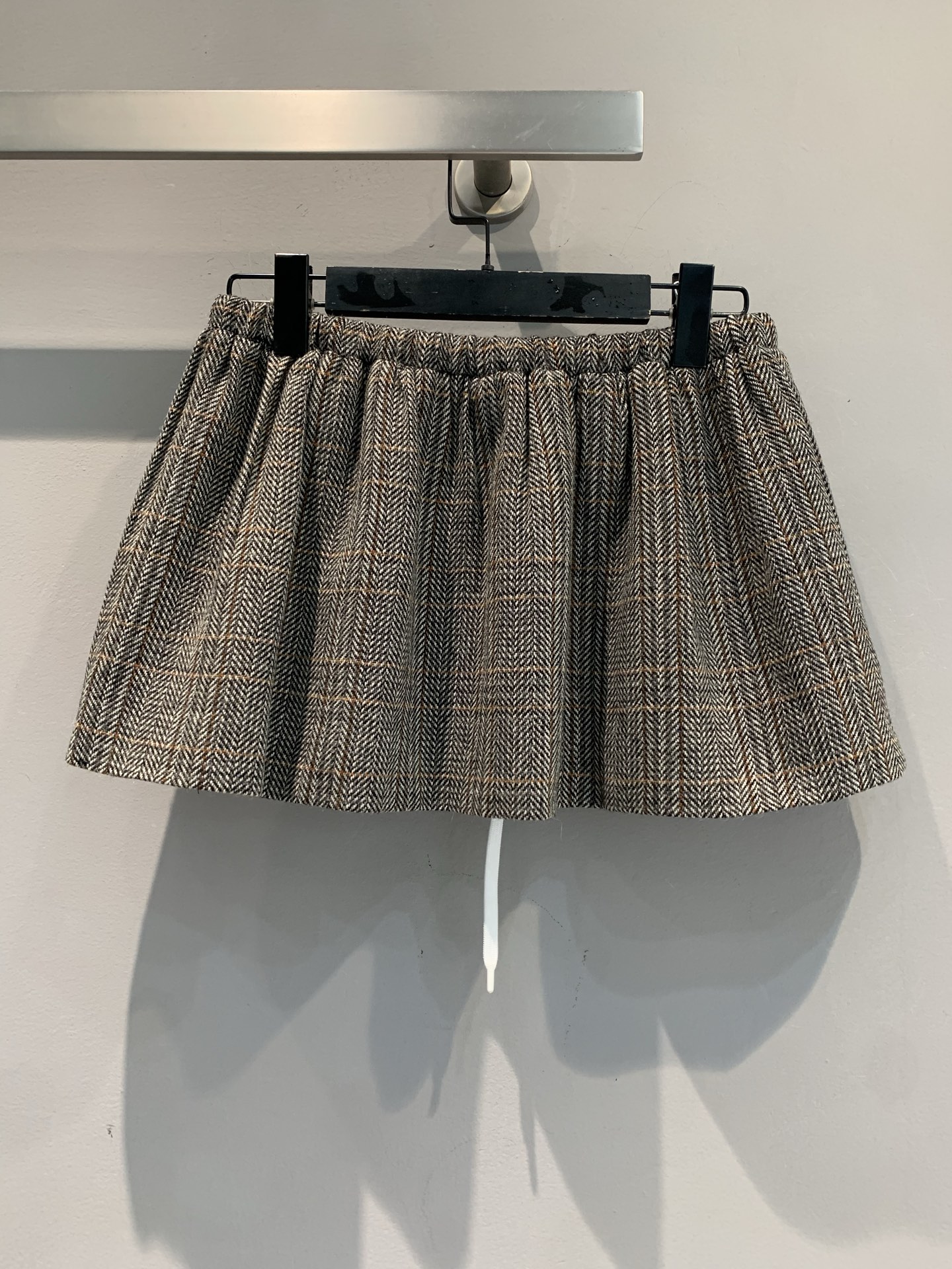 新款🔥出货啦📢 Y版开发 Miumi*2025秋冬新款复古甜飒风格纹系带羊毛半裙。细腻羊毛面料，自带高级