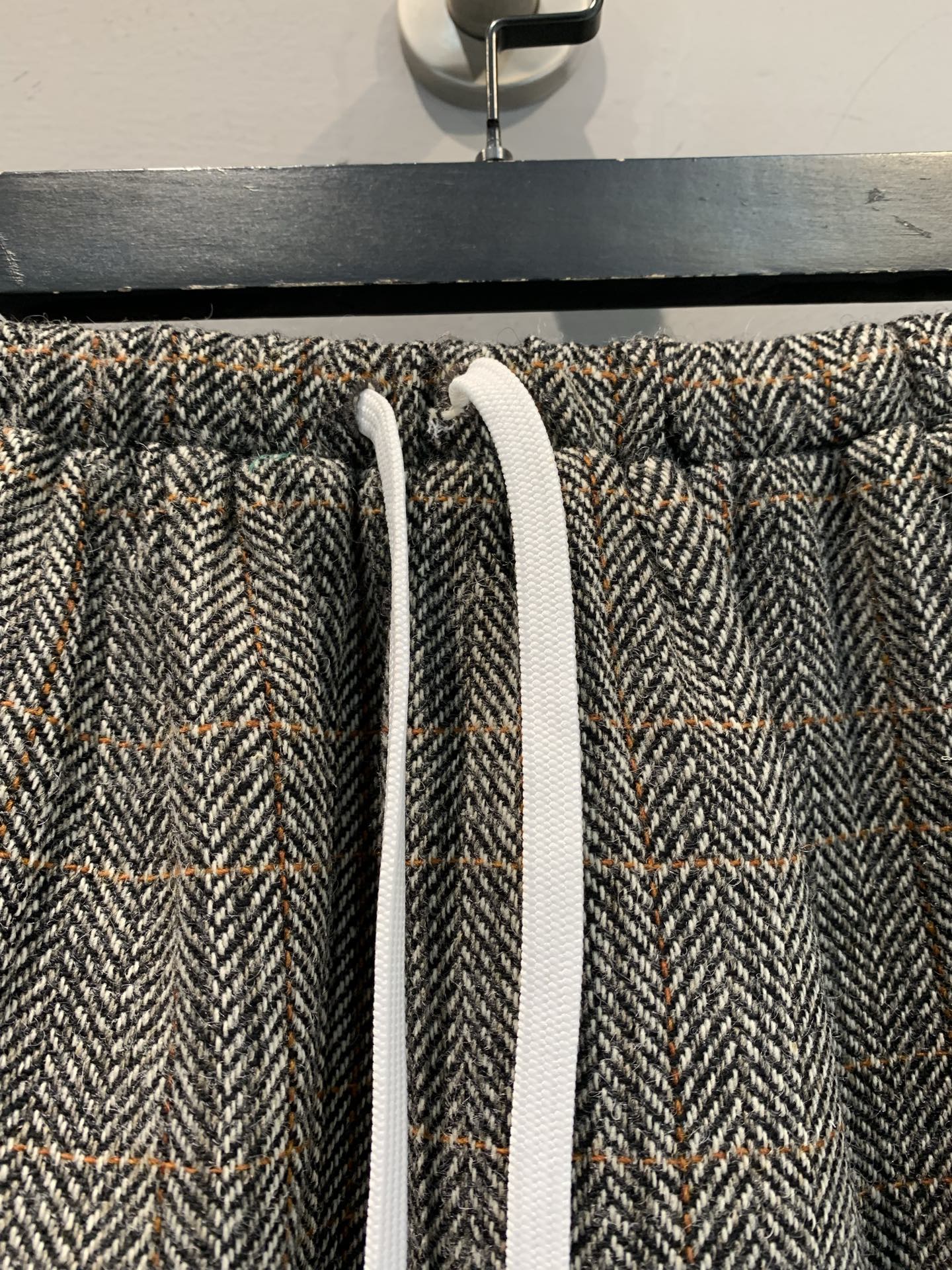 新款🔥出货啦📢 Y版开发 Miumi*2025秋冬新款复古甜飒风格纹系带羊毛半裙。细腻羊毛面料，自带高级