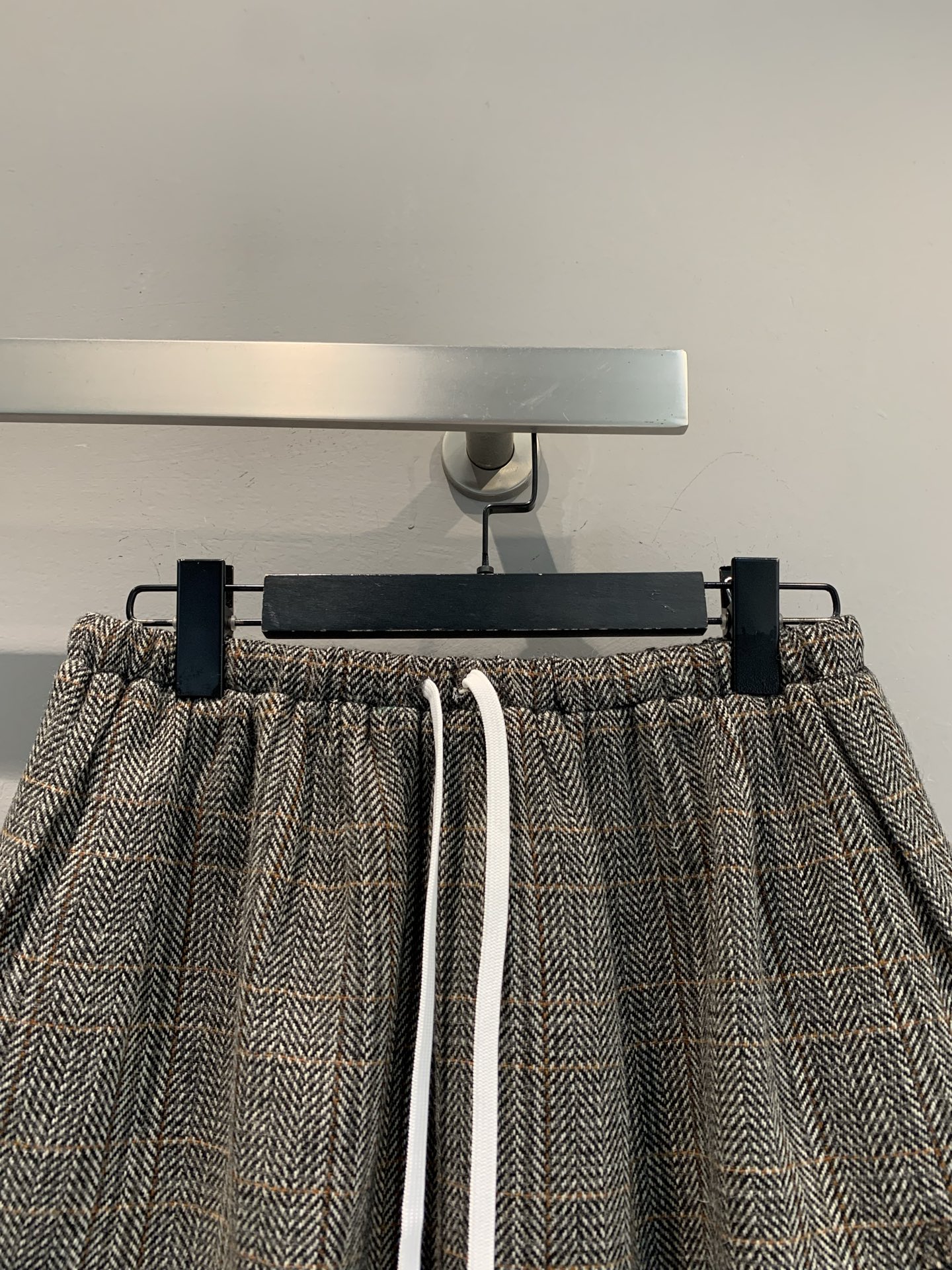 新款🔥出货啦📢 Y版开发 Miumi*2025秋冬新款复古甜飒风格纹系带羊毛半裙。细腻羊毛面料，自带高级