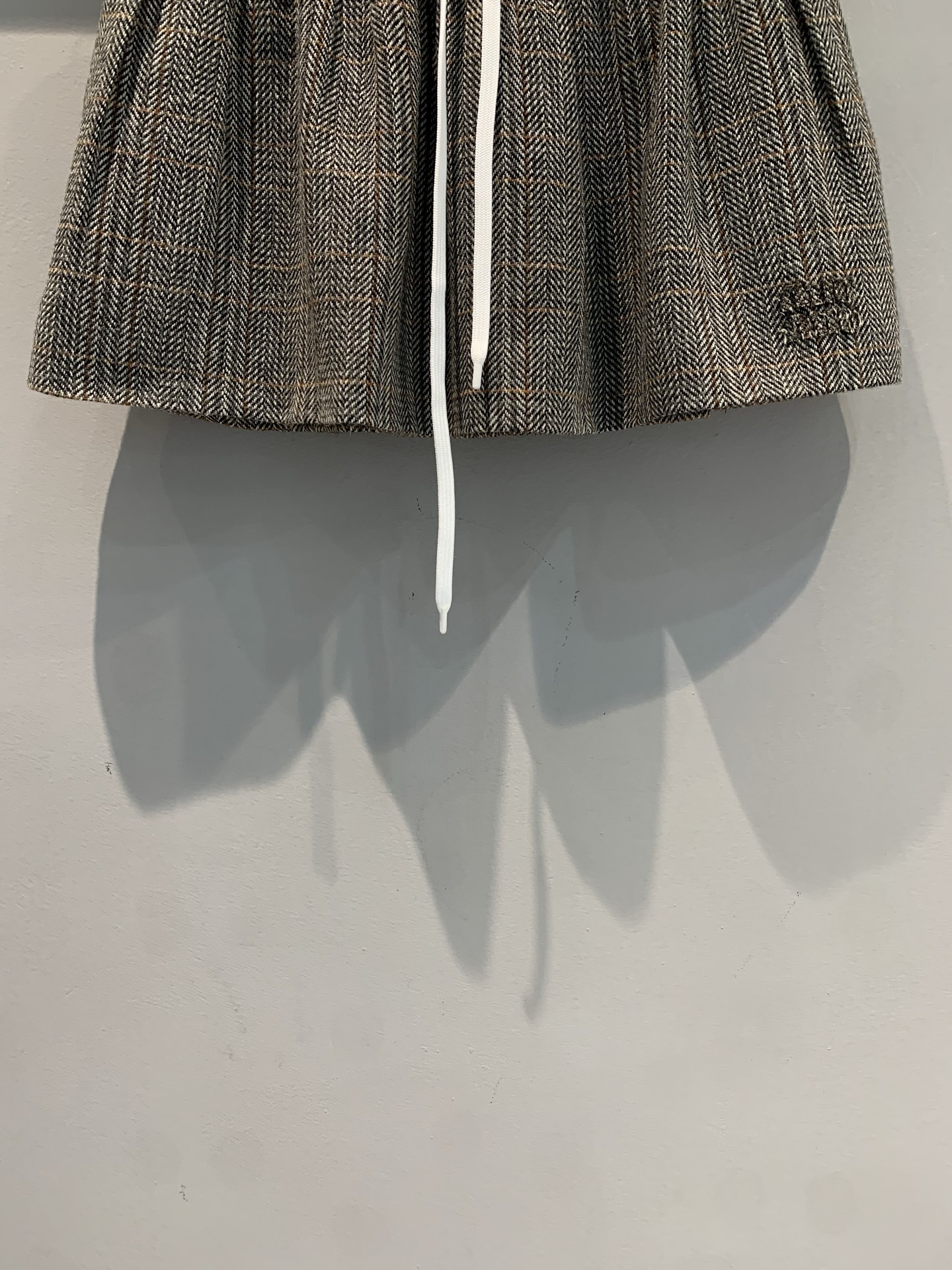 新款🔥出货啦📢 Y版开发 Miumi*2025秋冬新款复古甜飒风格纹系带羊毛半裙。细腻羊毛面料，自带高级