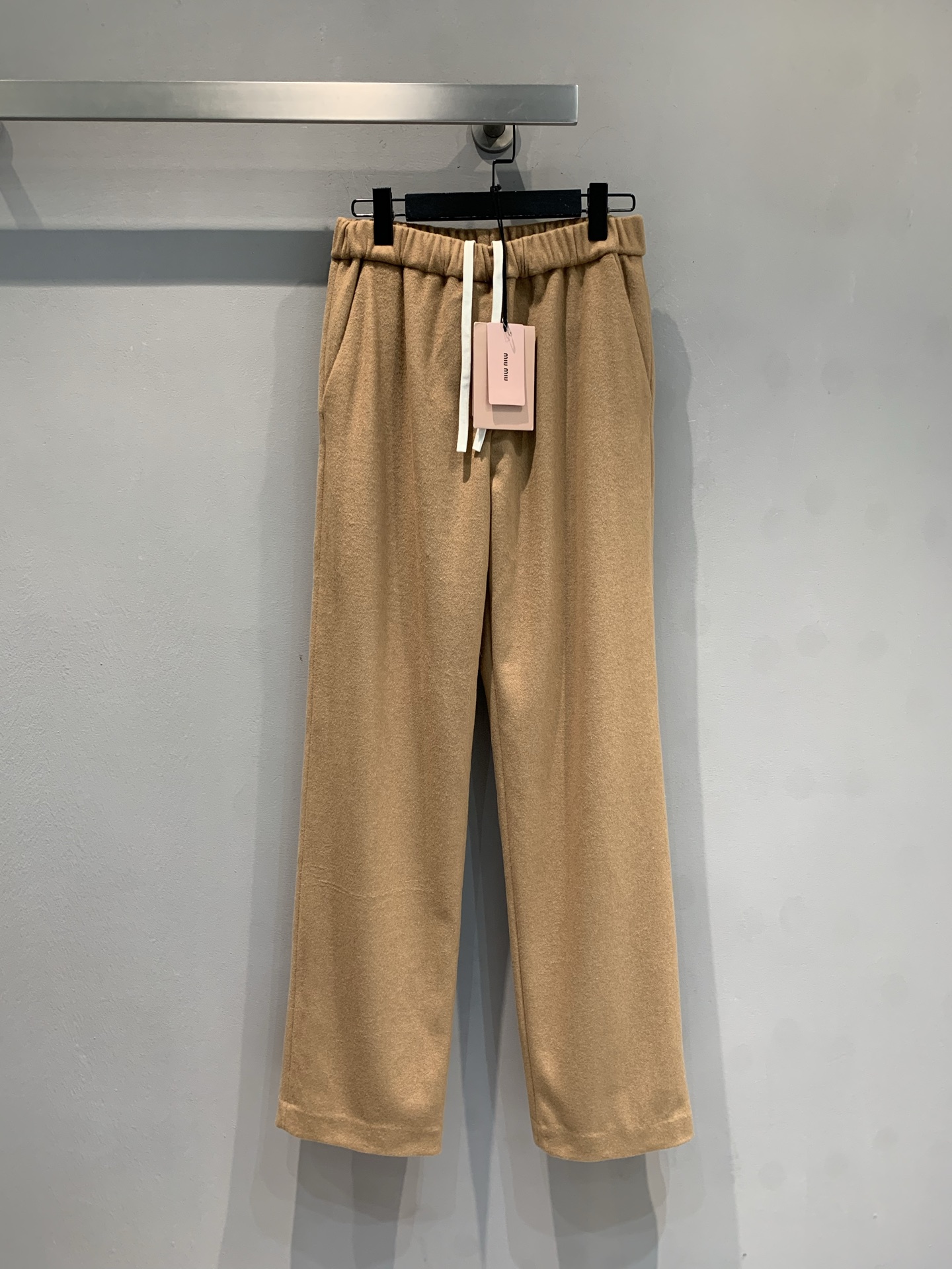 NO:505430,New model shipped MY version development Miumi*2025 autumn and winter new fashionable retro camel velvet lace-up casual pants. Soft camel velvet fabric is soft and skin-friendly, and it won’t tie it in close-fitting, and sensitive skin can also be thrust!  High waist and wide legs design, pulling the legs under the chest is not a dream!  The hips are wide and thick legs are hidden. It looks like a filter on your face. The lazy and relaxing feeling is directly full. You can play with daily commuting, dates and shopping. It is the C-position outfit for autumn and winter!  SML, miumiu, alexander wang19860909新款出货啦MY版开发 Miumi*2025秋冬新款时髦复古骆驼绒系带休闲裤.软fufu的骆驼绒面料,亲肤柔软,贴身穿都不扎,敏感肌也能冲！高腰阔腿设计,把腿拉到胸下不是梦！胯宽腿粗全藏住,穿上就像自带滤镜,慵懒松弛感直接拉满,日常通勤、约会逛街都能打,秋冬的C位穿搭非它莫属！码数SML,,miumiu,alexander wang,Women's clothing