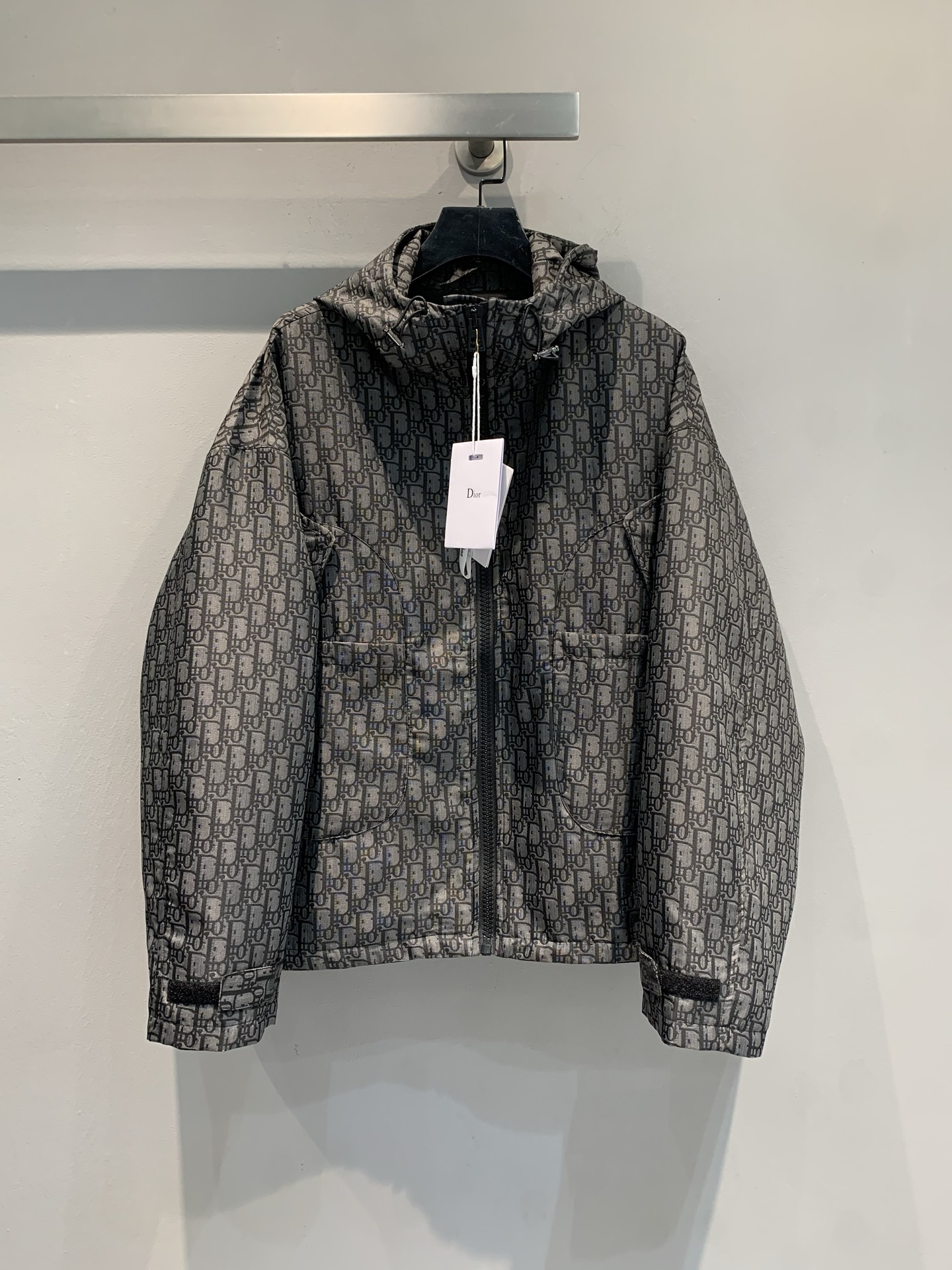 NO:507843,New model shipped MY version development CD2025 early spring new hooded presbyterian jacket. It uses imported custom jacquard fabric with delicate texture and crisp style. Drawstring zipper design, lazy and casual, woven jacquard craftsmanship, a wide and stylish loose version, both men and women are super easy to control~ Excellent texture 1:1 Super style, 36 38 40,,hats,alexander wang19860909新款出货啦MY版开发 CD2025早春新款连帽老花冲锋衣.采用进口定制提花面料,质感细腻,版型挺括.抽绳拉链设计,慵懒随性,对版机织提花工艺,挺阔有型的宽松版,男女都超级轻松驾驭～质感绝绝子 1:1超赞版型,码数36 38 40,,hats,alexander wang,Women's clothing