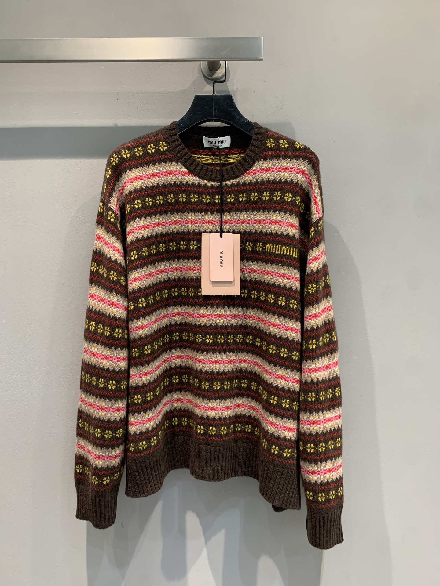 NO:507866,New model shipped M Y version developed Miumi*2025 autumn and winter new retro versatile striped wool knitted top. It uses imported wool fabric, which is skin-friendly and soft and has a high-quality texture. A variety of warm colors interwoven into retro patterns, with a loose silhouette and casual style. It can not only wear it alone to create a retro pictorial style, but also layer it to create a layered shape. It is the 'style cheater' of your autumn and winter wardrobe. SML, miumiu, alexander wang19860909新款出货啦M Y版开发 Miumi*2025秋冬新款复古百搭条纹羊毛针织上衣.采用进口绵羊毛面料,亲肤柔软,质感高级.多种暖调色彩交织出复古纹样,宽松廓形慵懒又随性,既能单穿打造复古画报风,又能叠穿营造层次造型感.它是你秋冬衣橱的「风格作弊器」.码数SML,,miumiu,alexander wang,Women's clothing