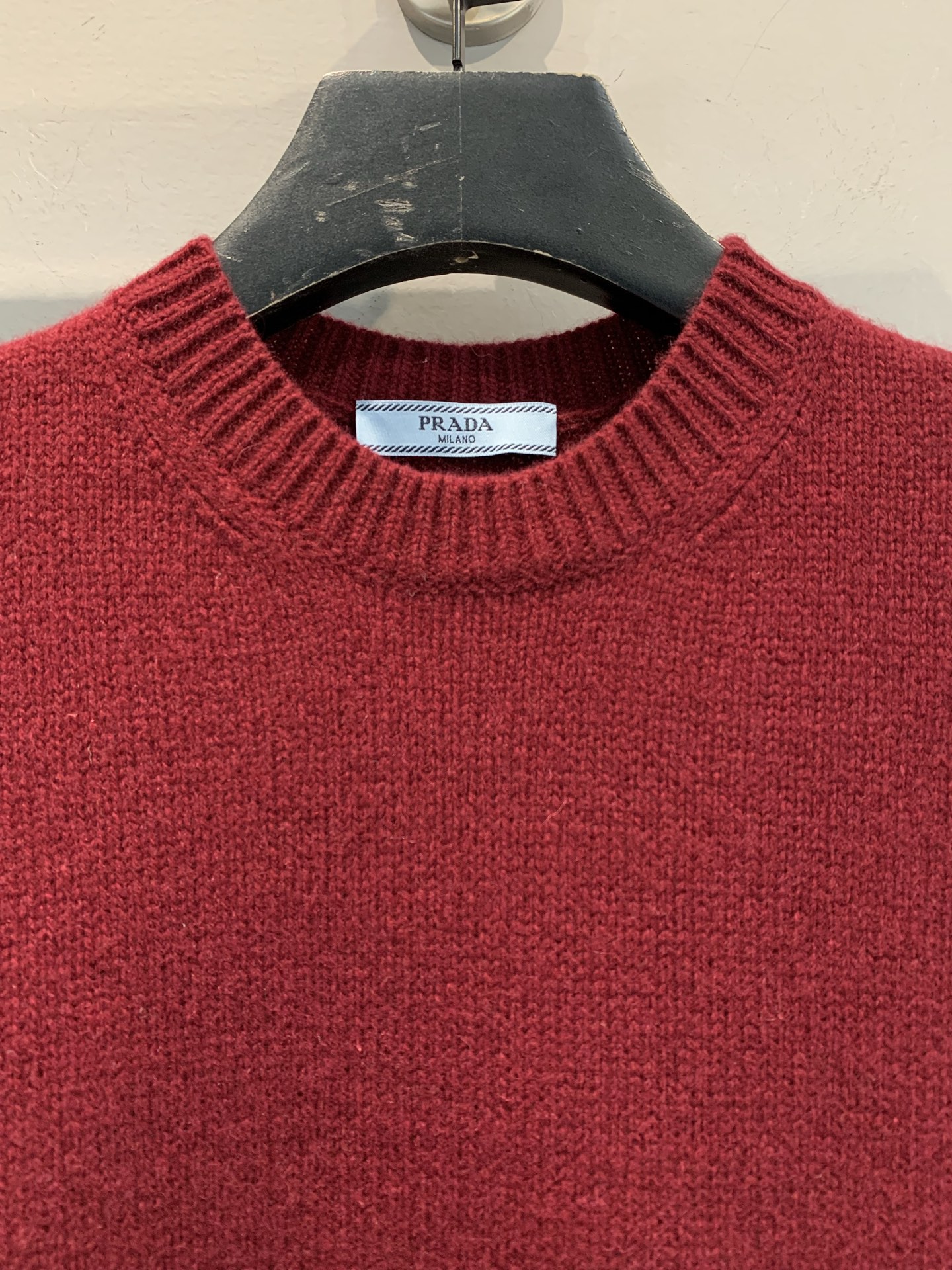 新款🔥出货啦📢 Y版开发 Prad*2025秋冬新款时髦复古三角标羊绒针织上衣。精选细腻羊绒针织面料，质