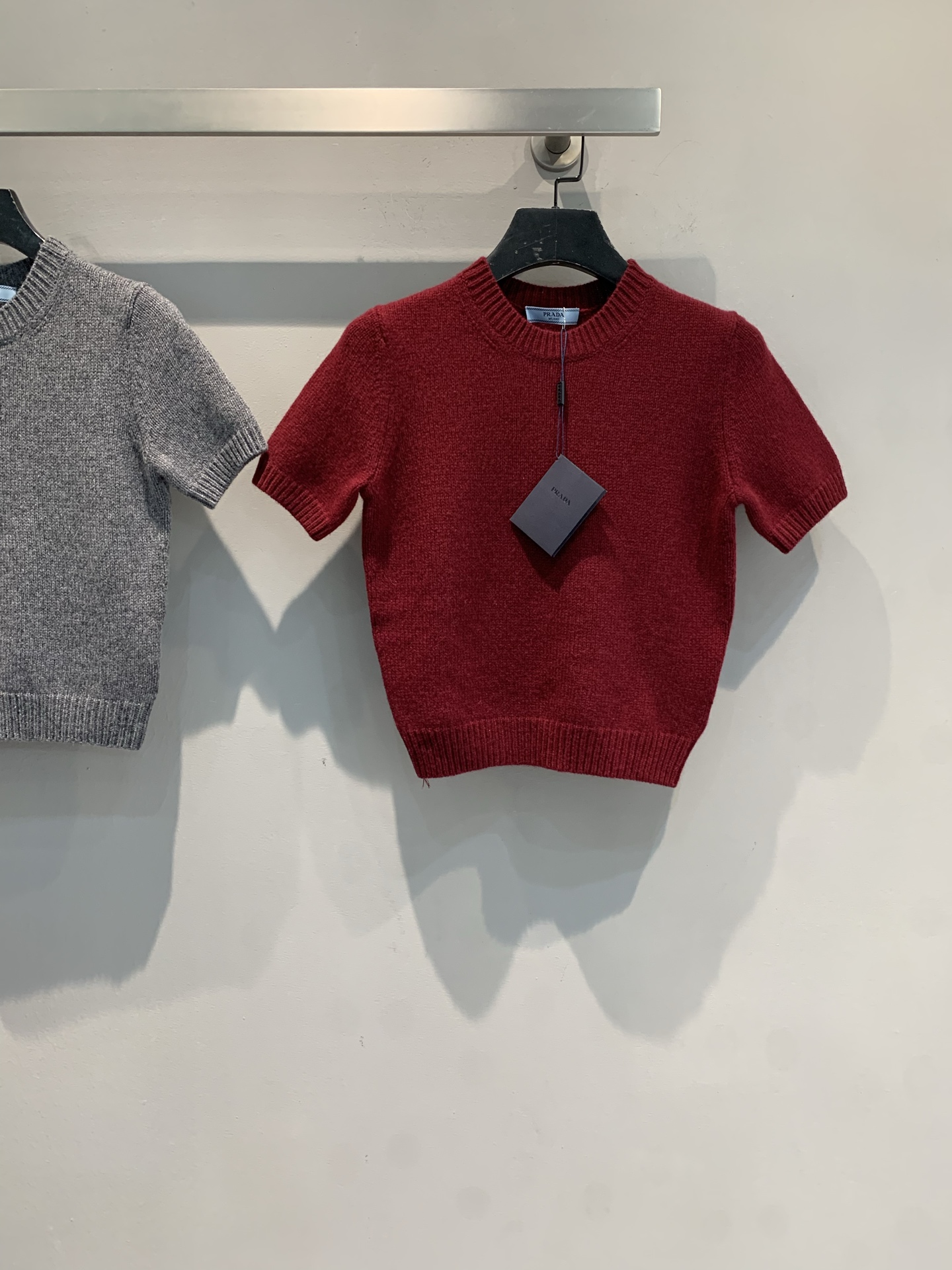 NO:507854,New model shipped M Y version development Prad*2025 autumn and winter new fashionable retro triangle cashmere knitted top. Selected delicate cashmere knitted fabrics, delicate texture, skin-friendly and comfortable. The classic round neck design is suitable for diverse styles and a minimalist 'texture base'. It can be a delicate embellishment of your workplace style, and it can also become the core of the style of the street matching. SML, prada, alexander wang19860909新款出货啦M Y版开发 Prad*2025秋冬新款时髦复古三角标羊绒针织上衣.精选细腻羊绒针织面料,质感细腻,亲肤舒适.经典圆领设计适配多元风格,极简风的「质感基底」.它可以是你职场造型的精致点缀,也能成为出街搭配的风格核心.码数SML,,prada,alexander wang,Women's clothing