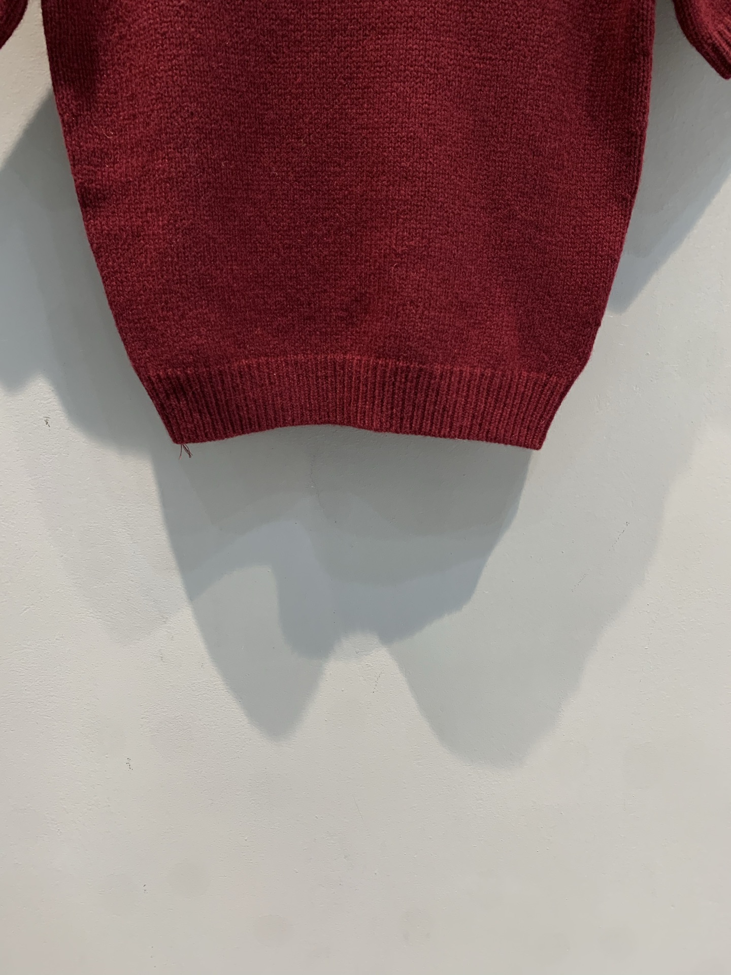 新款🔥出货啦📢 Y版开发 Prad*2025秋冬新款时髦复古三角标羊绒针织上衣。精选细腻羊绒针织面料，质