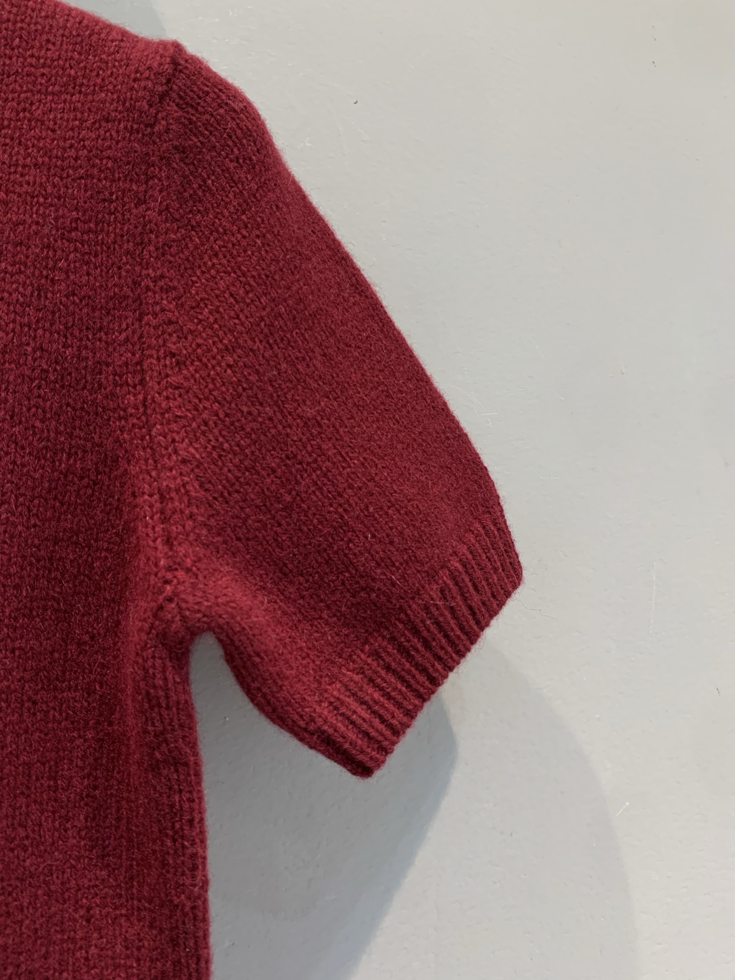 新款🔥出货啦📢 Y版开发 Prad*2025秋冬新款时髦复古三角标羊绒针织上衣。精选细腻羊绒针织面料，质