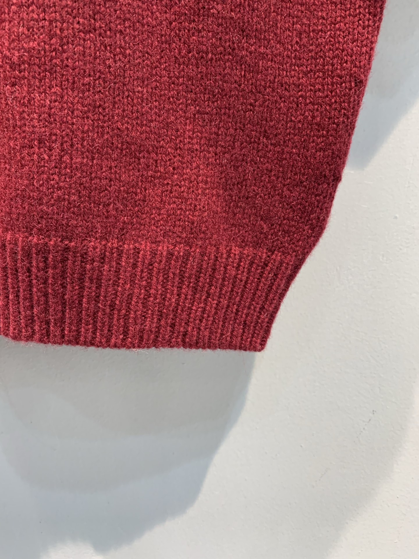 新款🔥出货啦📢 Y版开发 Prad*2025秋冬新款时髦复古三角标羊绒针织上衣。精选细腻羊绒针织面料，质