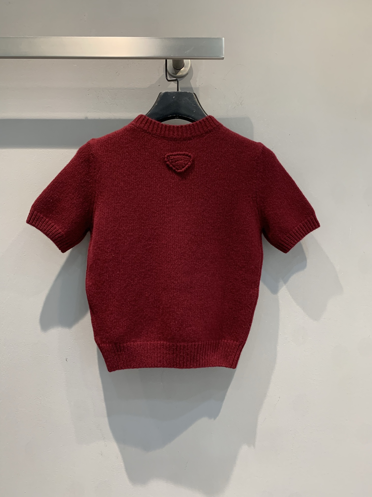 新款🔥出货啦📢 Y版开发 Prad*2025秋冬新款时髦复古三角标羊绒针织上衣。精选细腻羊绒针织面料，质