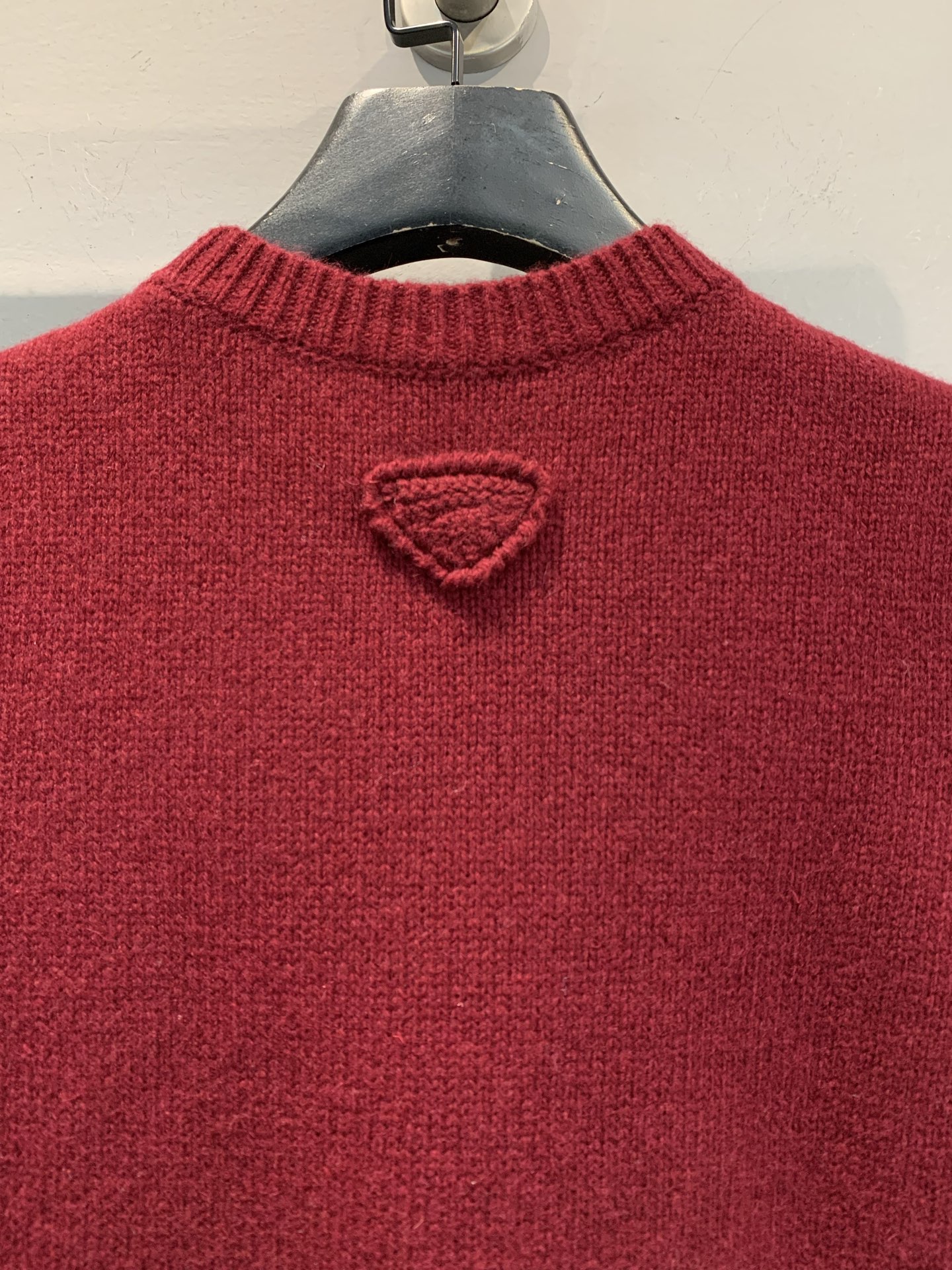 新款🔥出货啦📢 Y版开发 Prad*2025秋冬新款时髦复古三角标羊绒针织上衣。精选细腻羊绒针织面料，质