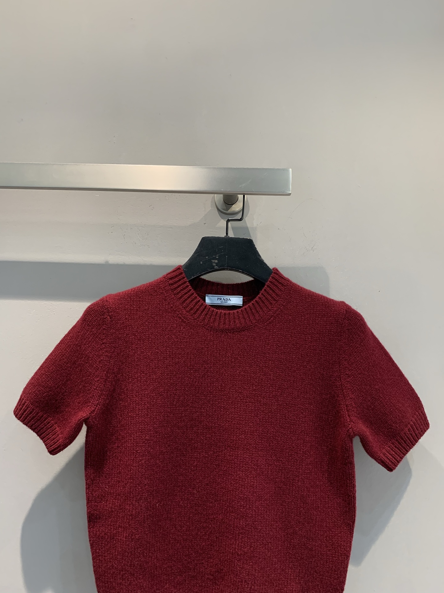 新款🔥出货啦📢 Y版开发 Prad*2025秋冬新款时髦复古三角标羊绒针织上衣。精选细腻羊绒针织面料，质