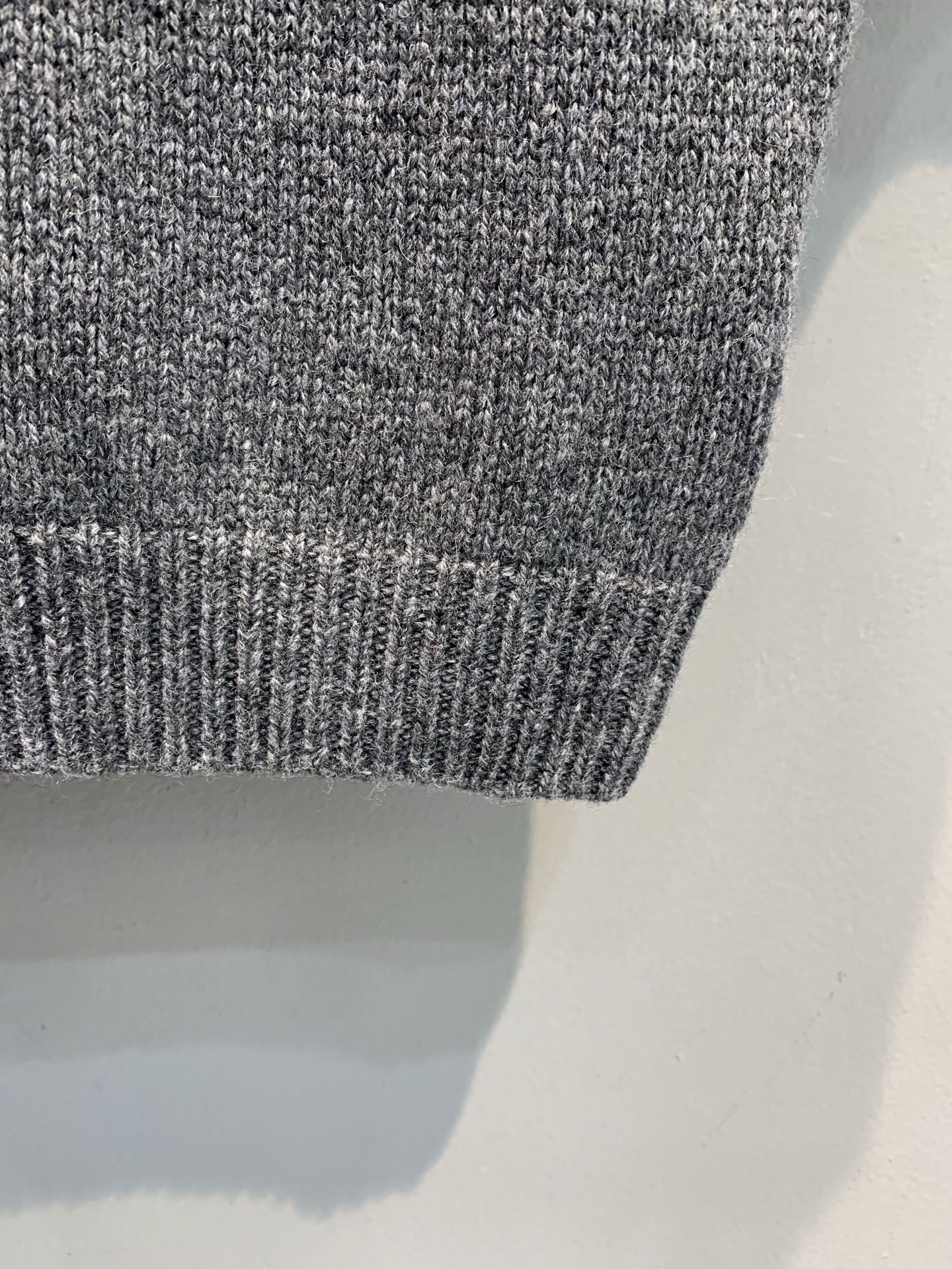 新款🔥出货啦📢 Y版开发 Prad*2025秋冬新款时髦复古三角标羊绒针织上衣。精选细腻羊绒针织面料，质