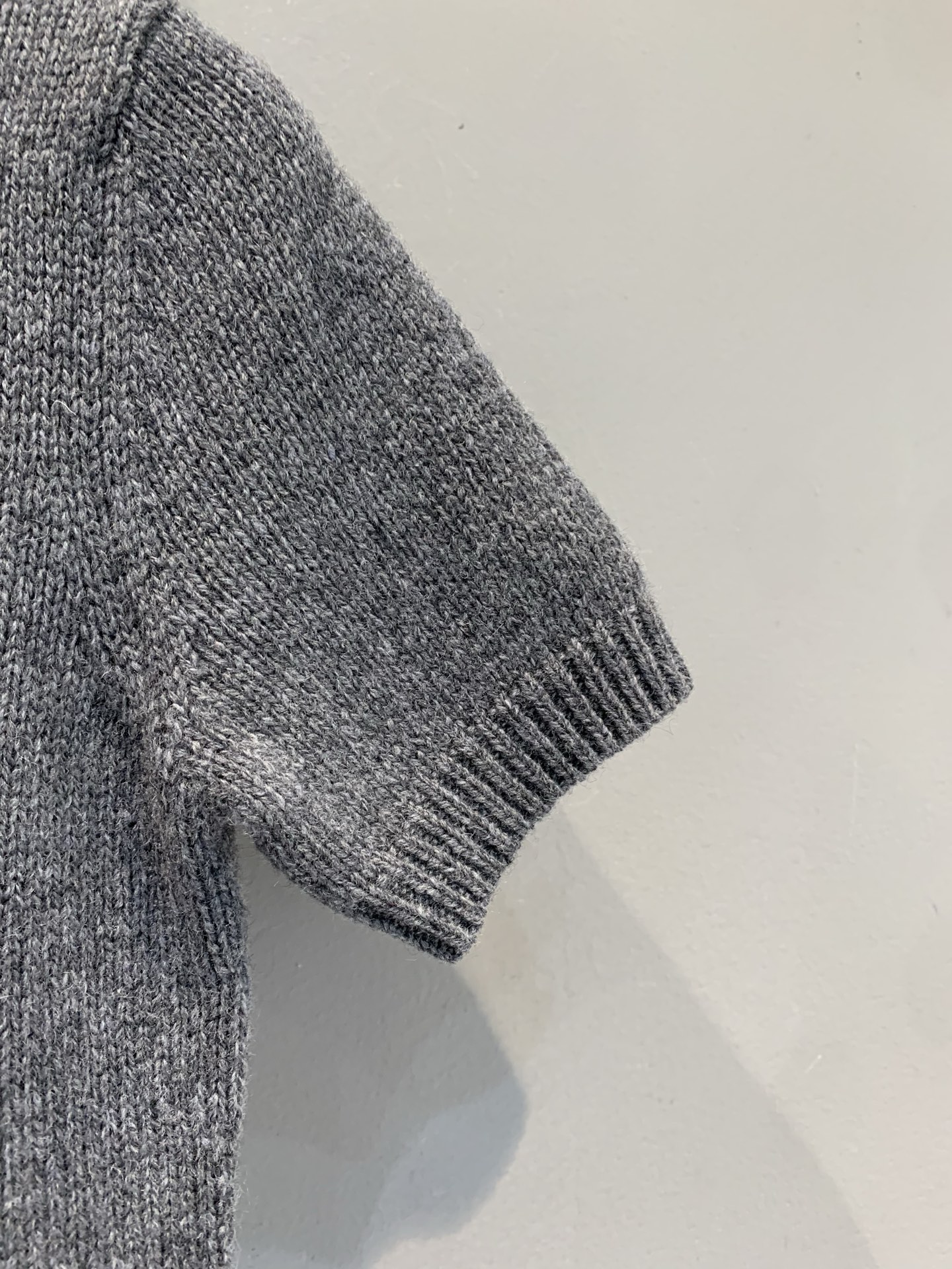 新款🔥出货啦📢 Y版开发 Prad*2025秋冬新款时髦复古三角标羊绒针织上衣。精选细腻羊绒针织面料，质