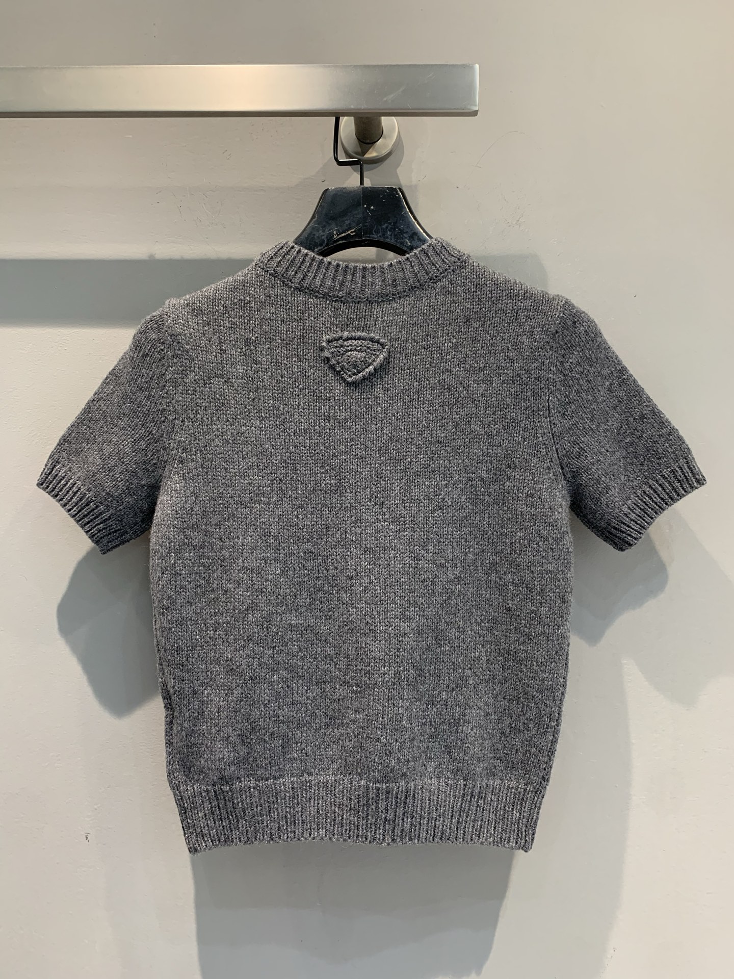 新款🔥出货啦📢 Y版开发 Prad*2025秋冬新款时髦复古三角标羊绒针织上衣。精选细腻羊绒针织面料，质