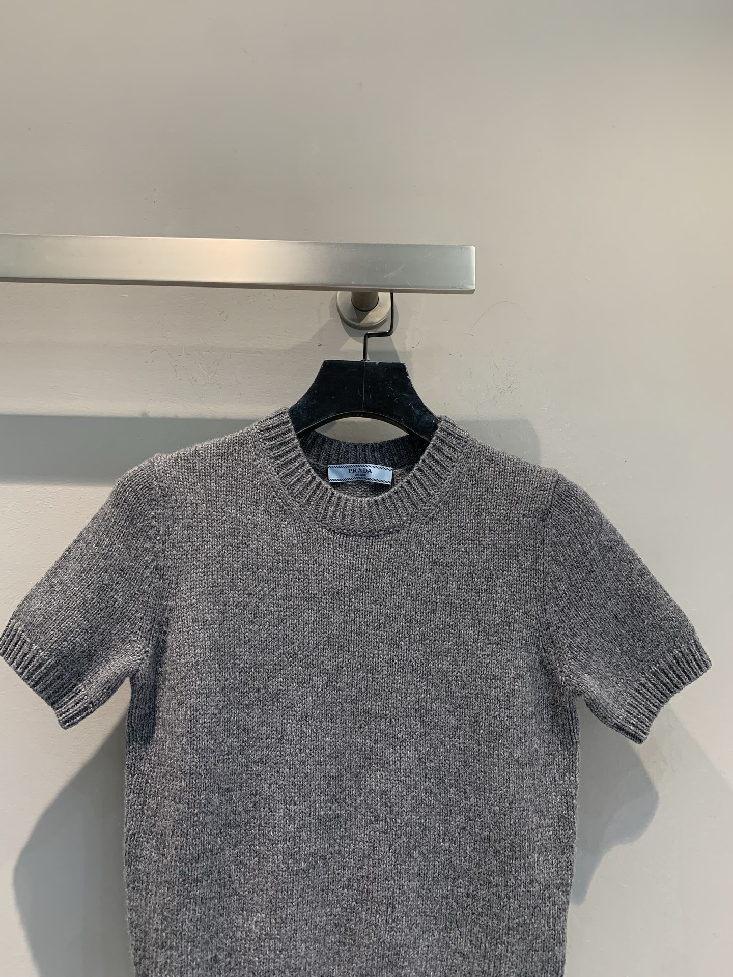 新款🔥出货啦📢 Y版开发 Prad*2025秋冬新款时髦复古三角标羊绒针织上衣。精选细腻羊绒针织面料，质
