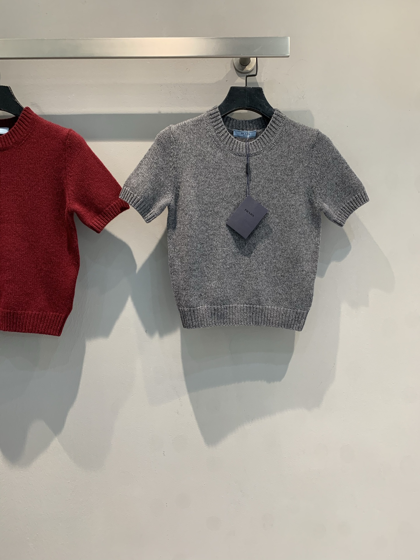 NO:507860,New model shipped M Y version development Prad*2025 autumn and winter new fashionable retro triangle cashmere knitted top. Selected delicate cashmere knitted fabrics, delicate texture, skin-friendly and comfortable. The classic round neck design is suitable for diverse styles and a minimalist 'texture base'. It can be a delicate embellishment of your workplace style, and it can also become the core of the style of the street matching. SML, prada, alexander wang19860909新款出货啦M Y版开发 Prad*2025秋冬新款时髦复古三角标羊绒针织上衣.精选细腻羊绒针织面料,质感细腻,亲肤舒适.经典圆领设计适配多元风格,极简风的「质感基底」.它可以是你职场造型的精致点缀,也能成为出街搭配的风格核心.码数SML,,prada,alexander wang,Women's clothing