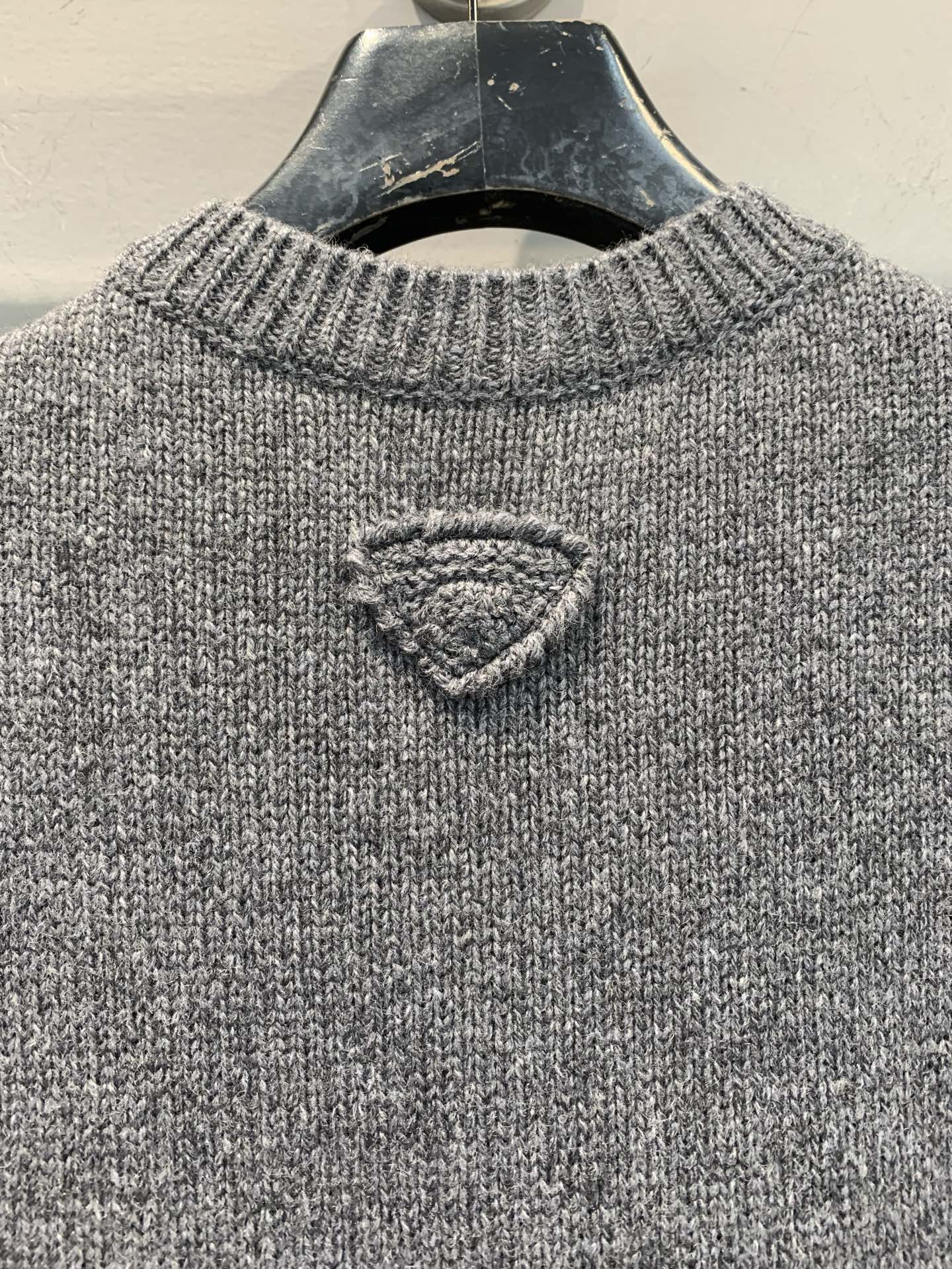 新款🔥出货啦📢 Y版开发 Prad*2025秋冬新款时髦复古三角标羊绒针织上衣。精选细腻羊绒针织面料，质