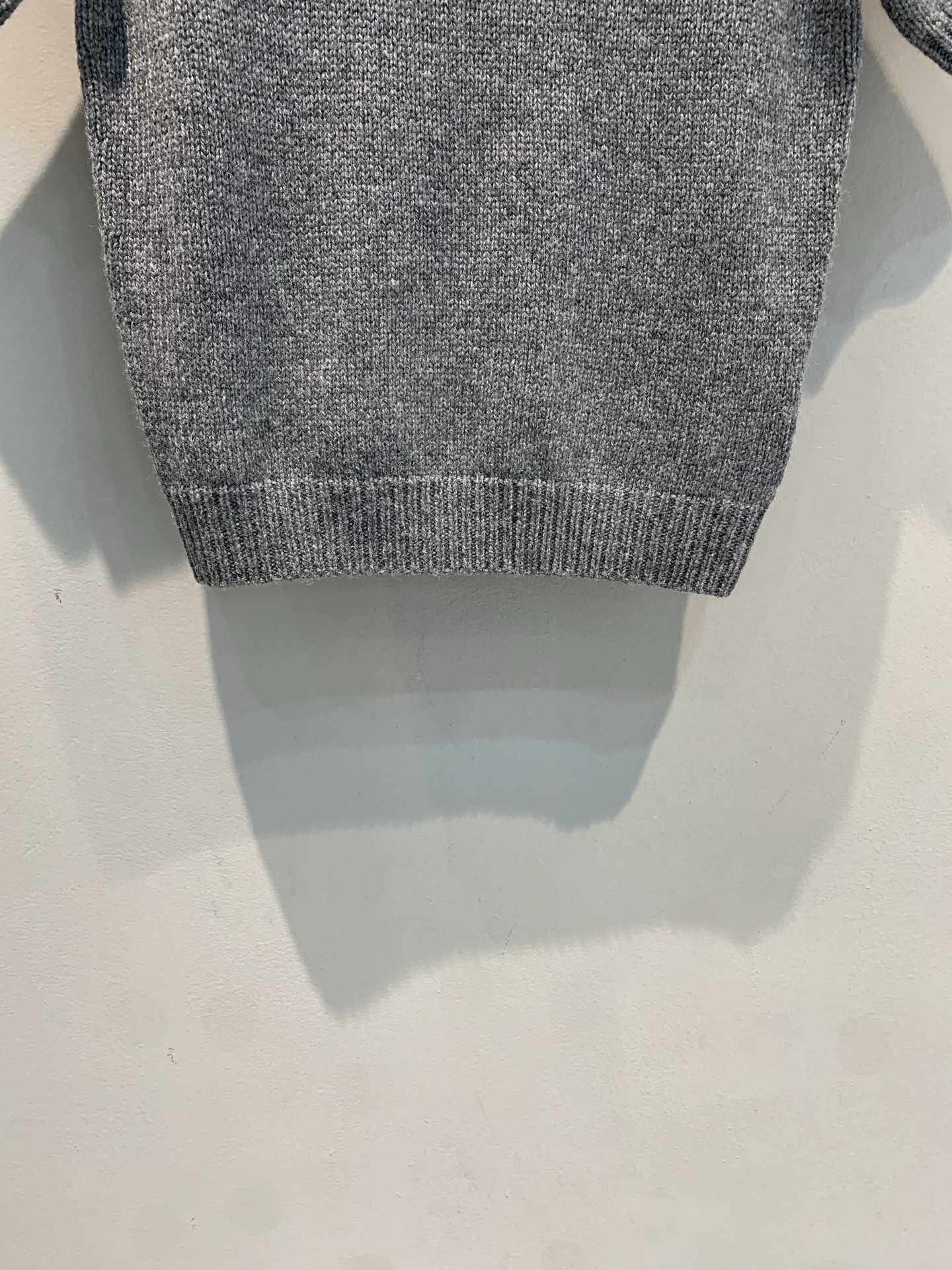 新款🔥出货啦📢 Y版开发 Prad*2025秋冬新款时髦复古三角标羊绒针织上衣。精选细腻羊绒针织面料，质