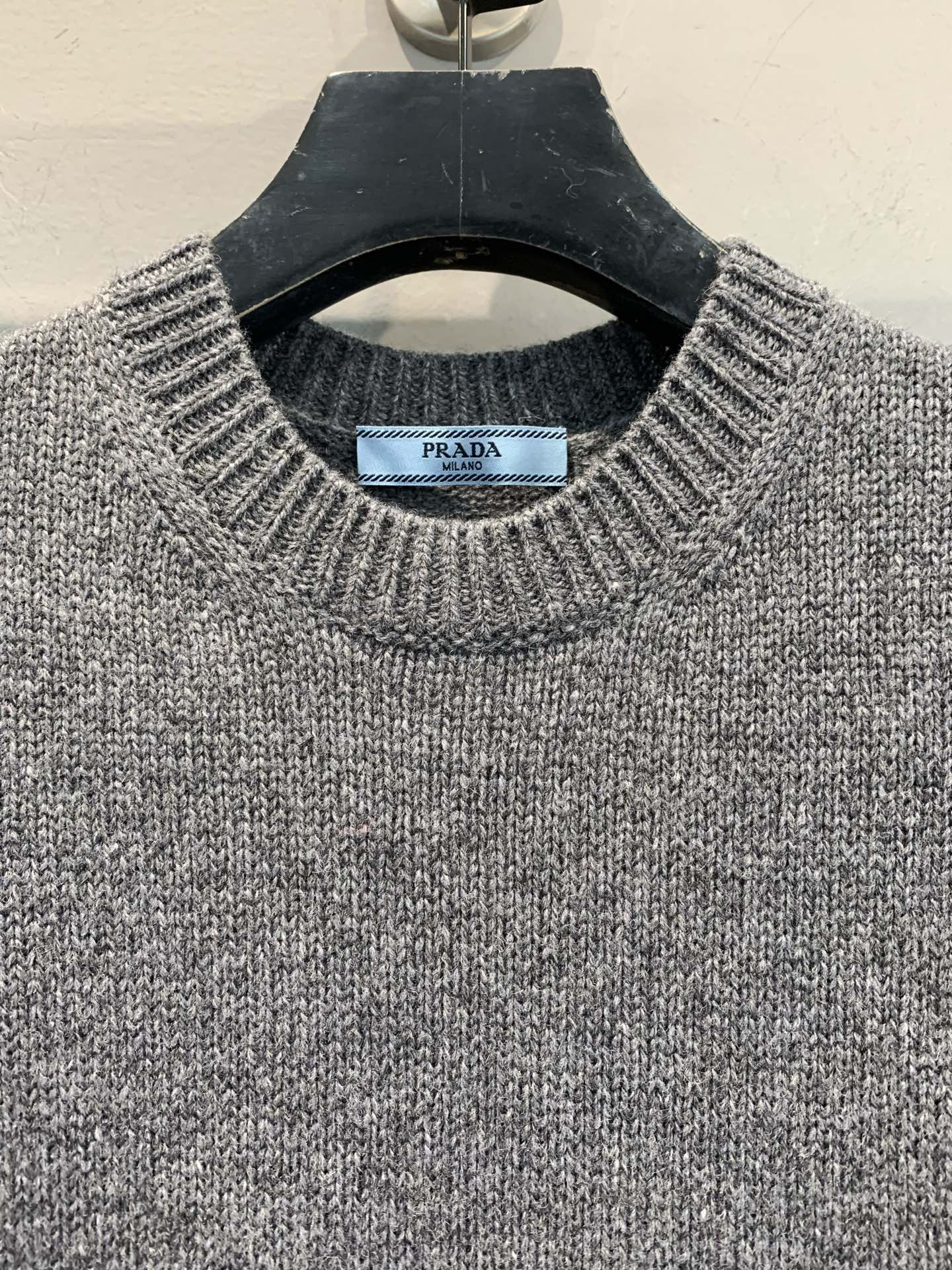 新款🔥出货啦📢 Y版开发 Prad*2025秋冬新款时髦复古三角标羊绒针织上衣。精选细腻羊绒针织面料，质