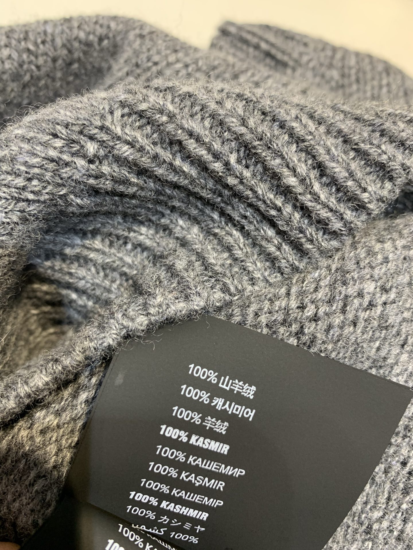 新款🔥出货啦📢 Y版开发 Prad*2025秋冬新款时髦复古三角标羊绒针织上衣。精选细腻羊绒针织面料，质