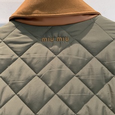 新款🔥出货啦 大货实拍 Miumi*2025秋冬新款时髦复古撞色领菱格绗缝棉服夹克。橄榄绿绗缝面料自带复 新款🔥出货啦 大货实拍 Miumi*2025秋冬新款时髦复古撞色领菱格绗缝棉服夹克。橄榄绿绗缝面料自带复