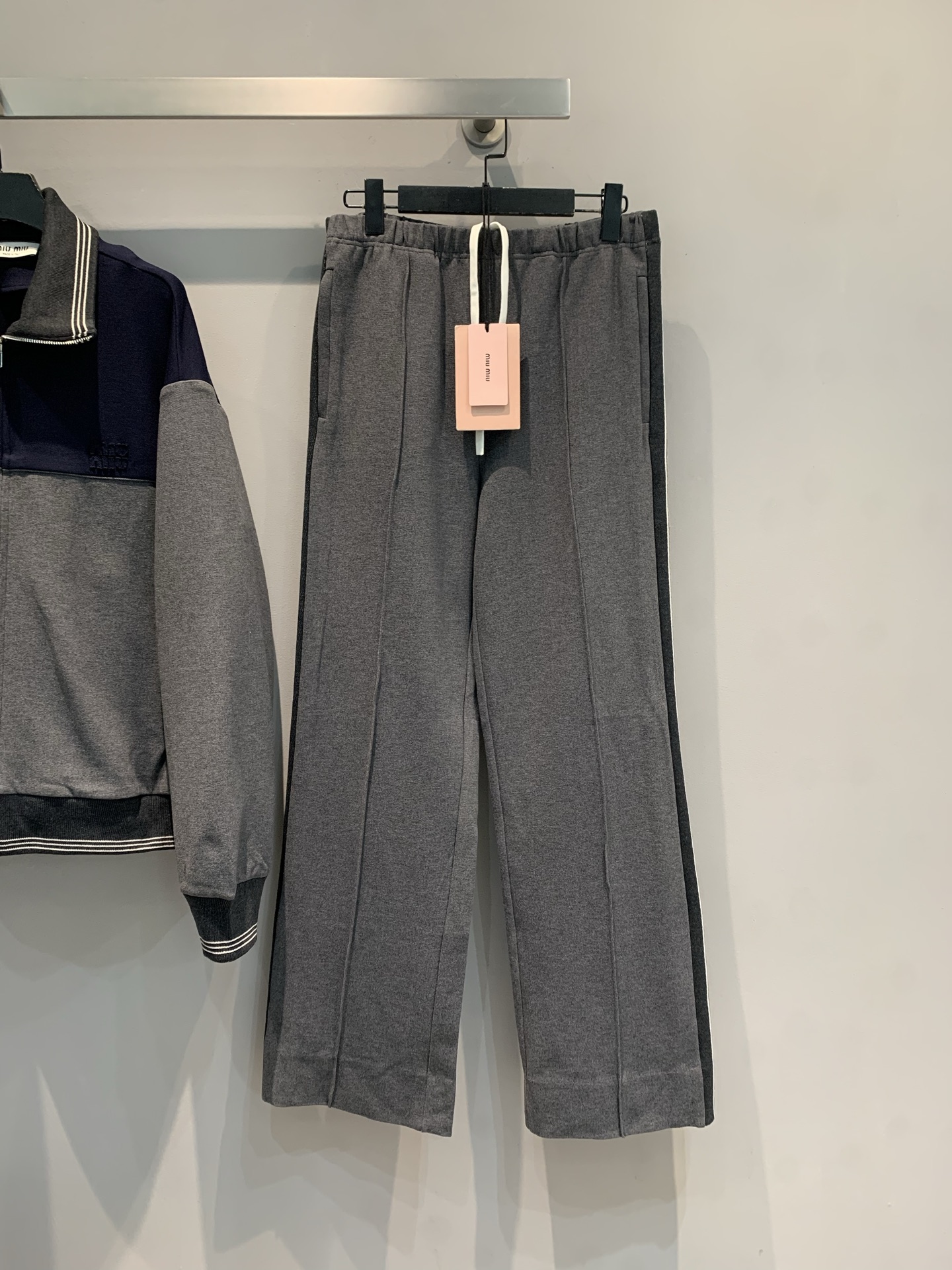 NO:507861,New style shipped M. Big product real shot Miumi*2025 autumn and winter new lazy style contrasting wool casual pants. Selected imported wool fabrics, delicate texture, soft skin-friendly and soft. Full of drape. High-waist drawstring design is suitable for various body shapes, quietly hides small fat, and can adjust the slackness as you like; side contrasting stripes + three-dimensional pants line, outline the levels in simplicity, and daily going out of the street or commuting in the workplace are all effortless and high-end. SML, miumiu, alexander wang19860909新款出货啦M 大货实拍 Miumi*2025秋冬新款慵懒风撞色边系带羊毛休闲裤.精选进口绵羊毛面料,质感细腻,亲肤柔软.垂坠感十足.高腰抽绳设计适配各种身形,悄悄藏起小赘肉,还能随心调节松弛度；侧边撞色条纹+立体裤线,在简约中勾勒层次,日常出街或职场通勤,都是毫不费力的高级感.码数SML,,miumiu,alexander wang,Women's clothing