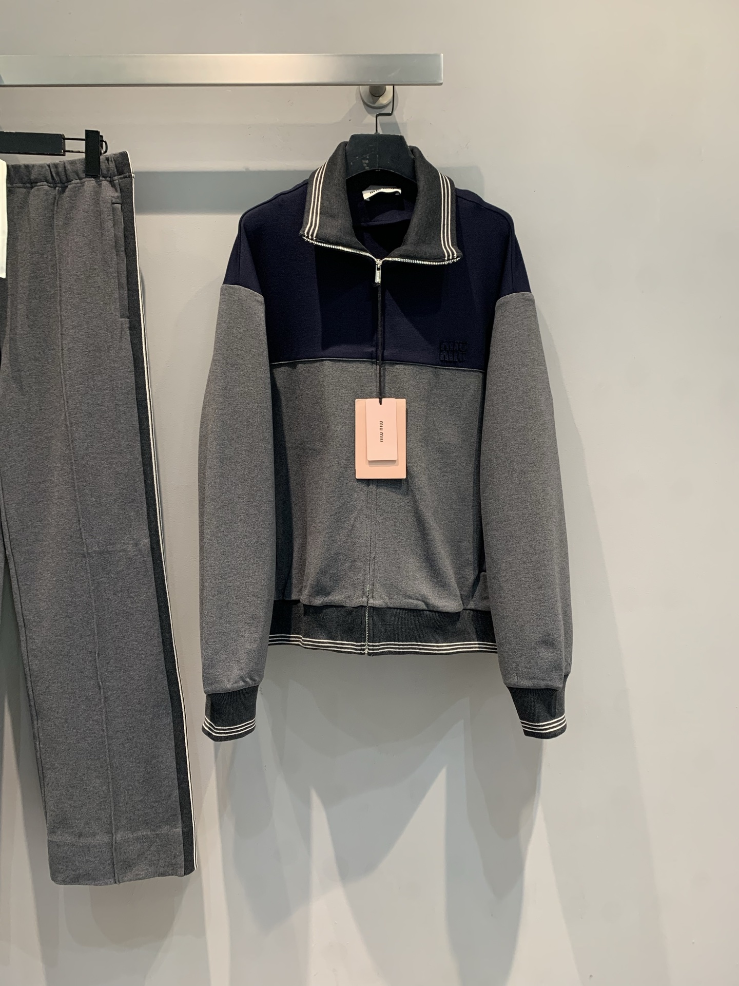 NO:517330,New style shipped M. Big product real shot. Miumi* autumn and winter new retro sporty contrast zipper jacket. It uses imported wool fabric, with delicate texture and a crisp style. The contrasting color splicing of navy blue + dark gray is too good. The white striped details on the neckline and cuffs suddenly fill the retro flavor, and it won't look old-fashioned. The zipper design is very convenient to put on and off. It feels very styling when you go out every day!  Pairing it with sports casual pants in the same series is a 'lazy and expensive' casual look. It is also amazing to wear jeans alone, and the atmosphere of 'workout-free but good at wearing' is directly grasped!  SML, miumiu, jeans, jackets & coats, jackets & coats, alexander wang19860909新款出货啦M 大货实拍 Miumi*秋冬新款复古运动风撞色拉链夹克外套.采用进口绵羊毛面料,质感细腻,版型挺括.藏青+深灰的撞色拼接也太会了吧 领口和袖口的白色条纹细节,一下子就把复古那味儿拉满,又不会显得老气～拉链设计穿脱超方便,日常出门随便一穿都很有造型感！搭配同系列运动休闲裤就是一套“慵懒又贵气”的休闲look 单穿配牛仔裤也很绝,那种“毫不费力却很会穿”的氛围感直接拿捏！码数SML,,miumiu,jeans,jackets & coats,jackets & coats,alexander wang,Women's clothing