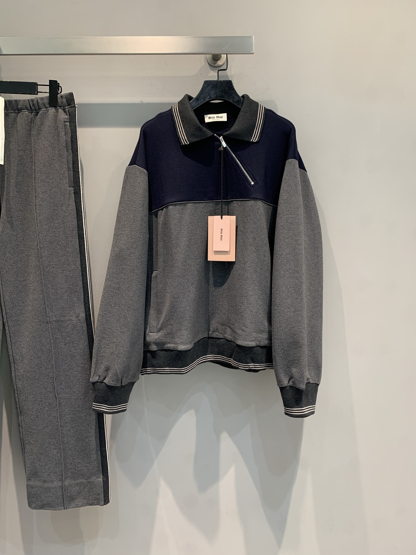 NO:517418,New style shipped M. Big product real shot. Miumi* autumn and winter new retro sporty style contrasting color half-open zipper jacket. It uses imported wool fabric, with delicate texture and a crisp style. The splicing of navy blue and dark gray comes with high-end filters, the striped details on the neckline are replicated with retro college style, and the semi-zipper design adds a bit of street coolness~ The soft fabric is very comfortable on the upper body, and every day when you go out on the street, it looks like a fashion magazine filter is included!  The same series of sports casual pants are a lazy and noble rich girl. She wears jeans and instantly turns into an American retro hot girl. One piece unlocks N styles. SML, miumiu, jeans, jackets & coats, jackets & coats, alexander wang19860909新款出货啦M 大货实拍 Miumi*秋冬新款复古运动风撞色半开拉链夹克外套.采用进口绵羊毛面料,质感细腻,版型挺括.藏青与深灰的拼接自带高级滤镜,领口的条纹细节复刻复古学院风,半拉链设计又添几分街头酷感～软乎乎的面料上身巨舒服,日常出街随便一搭都像自带时尚杂志滤镜！配同系列运动休闲裤是慵懒贵气的富家千金既视感 单穿搭牛仔裤又秒变美式复古辣妹,一件解锁N种风格.码数SML,,miumiu,jeans,jackets & coats,jackets & coats,alexander wang,Women's clothing