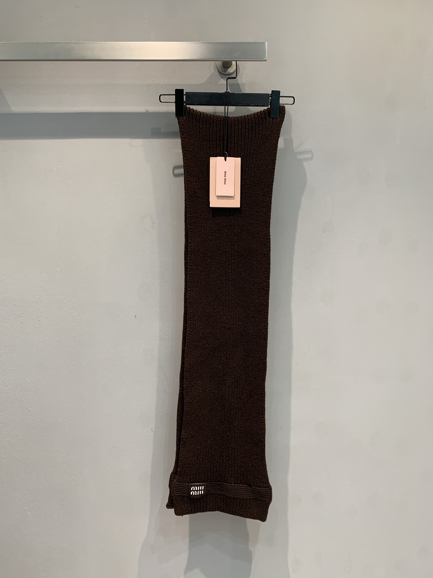 NO:544249,New models shipped by M large-scale real shot Miumi* new fashionable retro wool knitted scarf in autumn and winter. Selected delicate wool knitted fabrics, soft and skin-friendly, dark brown retro and versatile, casually dressed with a layer of luxurious filter to the shape. The brand logo hides details and shows taste in a low-key manner. It is the 'texture responsibility' of the autumn and winter wardrobe. The number of numbers is equal, miumiu, alexander wang19860909新款出货啦M大货实拍 Miumi*秋冬新款时髦复古羊毛针织围巾.精选细腻羊毛针织面料,触感柔软亲肤,深棕色泽复古又百搭,随意披搭便为造型镀上一层奢雅滤镜.品牌标识暗藏细节,于低调处彰显品味,是秋冬衣橱的“质感担当”.码数均码,,miumiu,alexander wang,Women's clothing