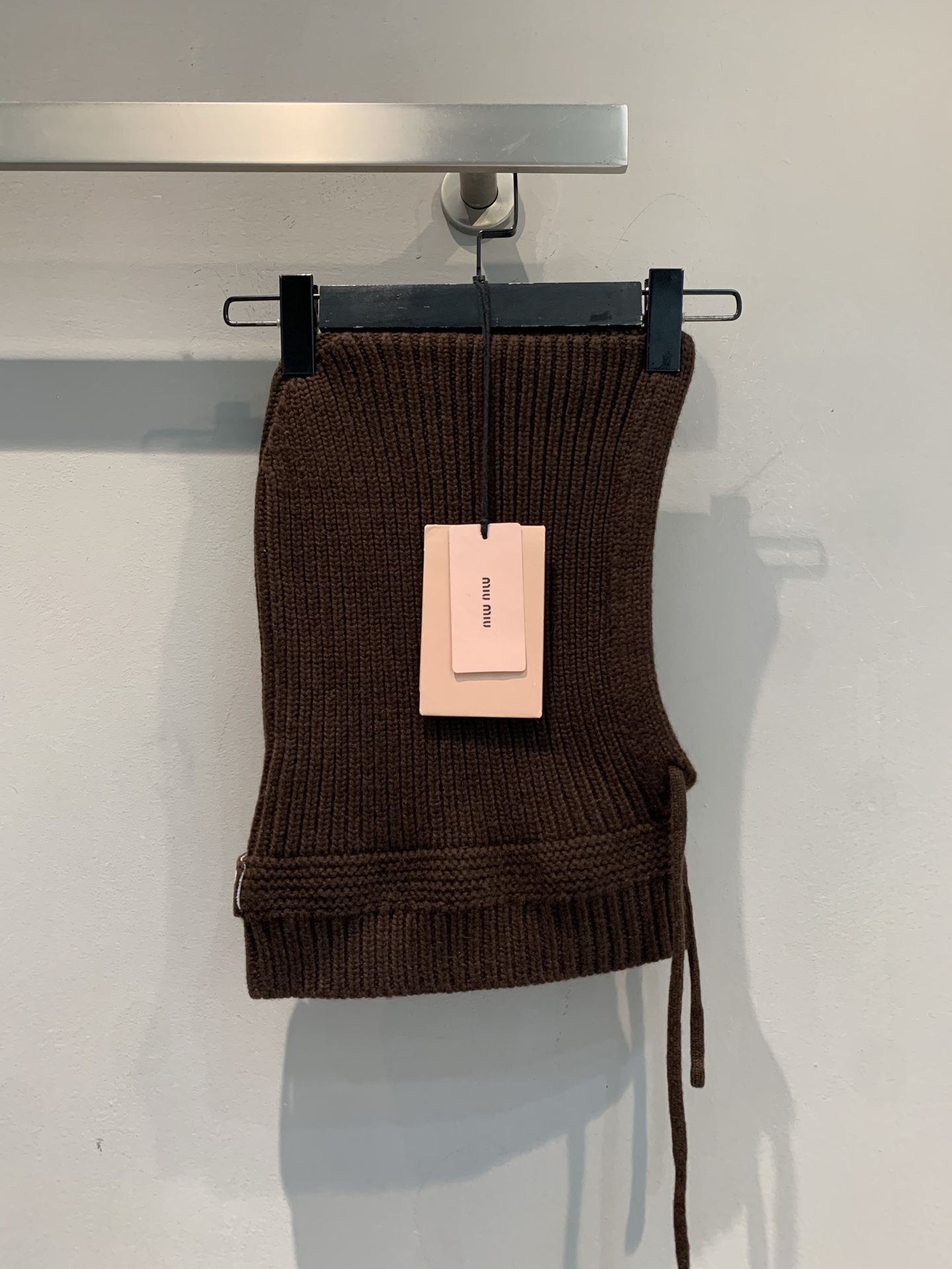 NO:544254,New style shipped, big product real shot, Miumi* autumn and winter new fashionable retro wool knitted ear protection hat. Selected delicate wool knitted fabric, three-dimensional texture and soft touch, and dark brown retro tones are easily adapted to various autumn and winter outfits. The unique ear protection design + side lace details can not only lock in warmth, but also inject a casual and cool feeling into the shape. The brand logo tag is also low-key to show the identity of luxury products. The number of numbers is equal, miumiu, hats, alexander wang19860909新款出货啦大货实拍 Miumi*秋冬新款时髦复古羊毛针织护耳帽.精选细腻羊毛针织面料,纹理立体且触感柔软,深棕复古色调轻松适配各种秋冬穿搭.独特的护耳设计+侧边系带细节,既能牢牢锁住暖意,又为造型注入随性潮酷感,品牌标识吊牌更是低调彰显奢品身份.码数均码,,miumiu,hats,alexander wang,Women's clothing