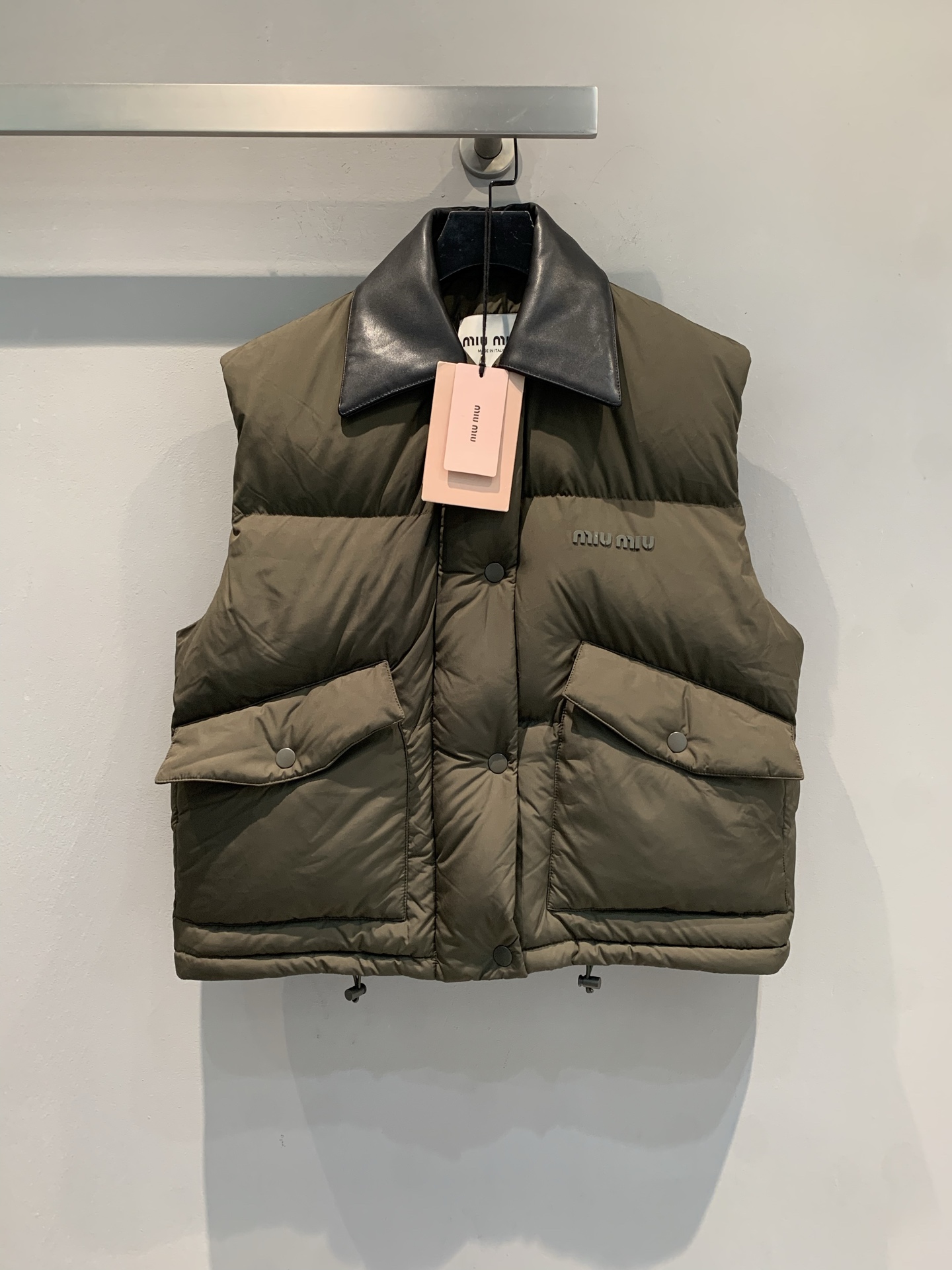 NO:517422,New Dust Bags are shipped, M large-scale real-time photos. Miumi* autumn and winter new retro work style large pocket leather collar down vest. It is filled with national standard 90 white goose down, light and warm, olive green spliced ​​black calf leather collar, and the cool and expensive tone is directly full!  The details of the large pocket + metal buckle are retro and romantic in the work style. The full velvet fills the warmth and weld it tightly. The layering of autumn and winter is simply a styling cheater. SML, miumiu, down jacket, cowhide, alexander wang19860909配防尘袋新款出货啦M大货实拍 Miumi*秋冬新款复古工装风大口袋皮领羽绒马甲.采用国标90白鹅绒填充,轻盈保暖,橄榄绿拼接黑色小牛皮领,又酷又贵的腔调直接拉满！大口袋+金属扣细节是工装风的复古浪漫,饱满充绒量把保暖性焊得死死的,秋冬叠穿简直是造型作弊器.码数SML,,miumiu,down jacket,cowhide,alexander wang,Women's clothing