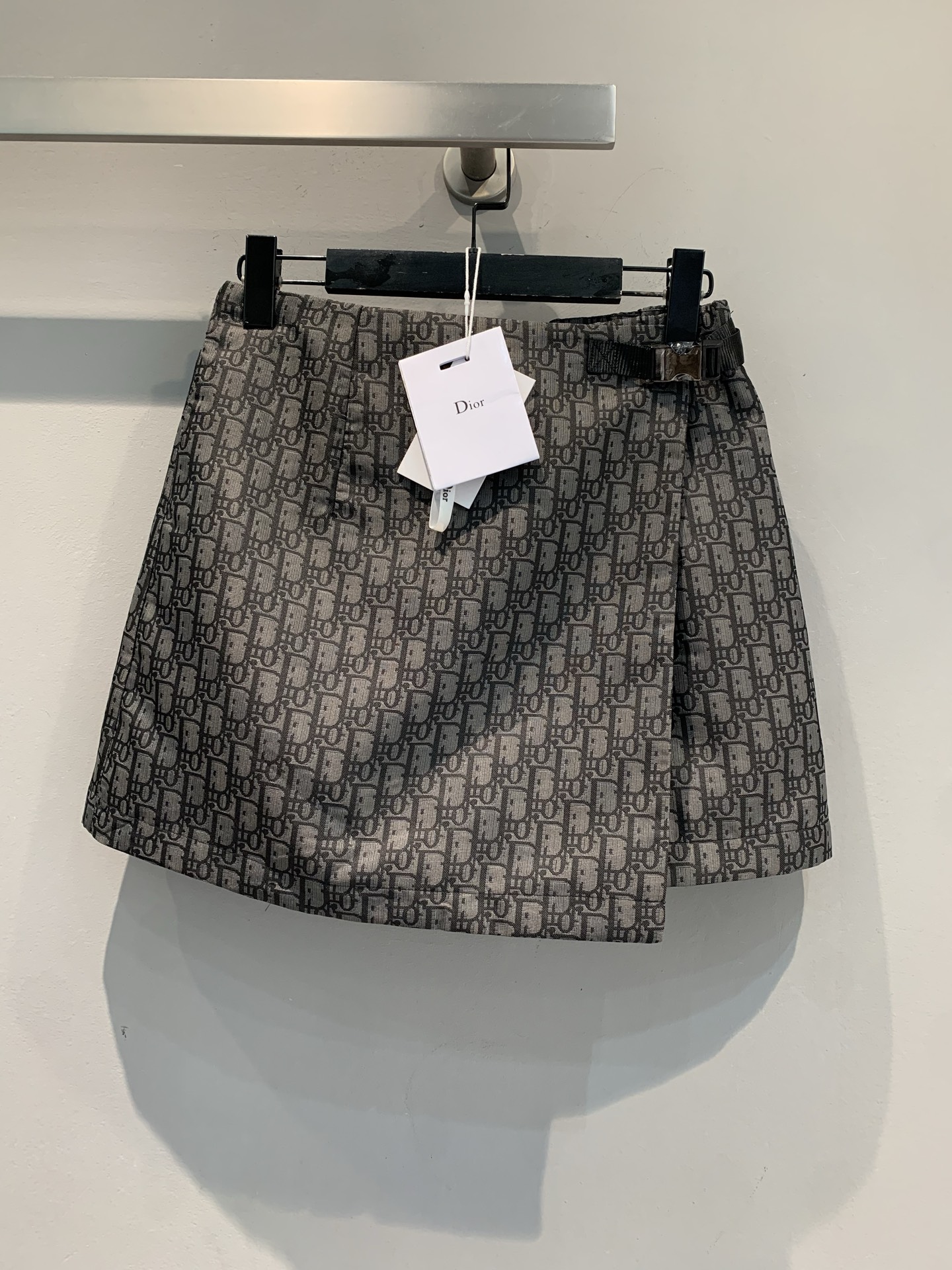 NO:517325,New model shipped M Original development CD Early autumn new jacquard belt skirt pants. It uses custom jacquard fabric, with a high-quality texture and a crisp and stylish style. The one-piece skirt design on the front is combined with black webbing buckle to adjust and tighten to add a sense of layering. The iconic presbyopia pattern carries the profound heritage of the brand, and every eye is a story of luxury. The unique asymmetrical tailoring breaks the convention and adds agility and avant-garde. Paired with the same series of jackets, instantly creates a French elegant atmosphere. Let you easily become the focus of the street fashion in this season. Number of 36 38 40,, skirts, jackets & coats, alexander wang19860909新款出货啦M 原版开发 CD早秋新款提花腰带裙裤.采用定制提花面料,质感上乘版型挺括有型.正面叠加一片式裙面设计搭配黑色织带卡扣调节收紧增添造型层次感.标志性老花图案,承载品牌深厚底蕴,每一眼都是奢华格调的诉说.别致的不对称剪裁,打破常规,增添灵动与前卫感.搭配同系列外套,瞬间营造出法式优雅氛围感.让你在这个季节,轻松成为街头的时尚焦点.码数36 38 40,,skirts,jackets & coats,alexander wang,Women's clothing