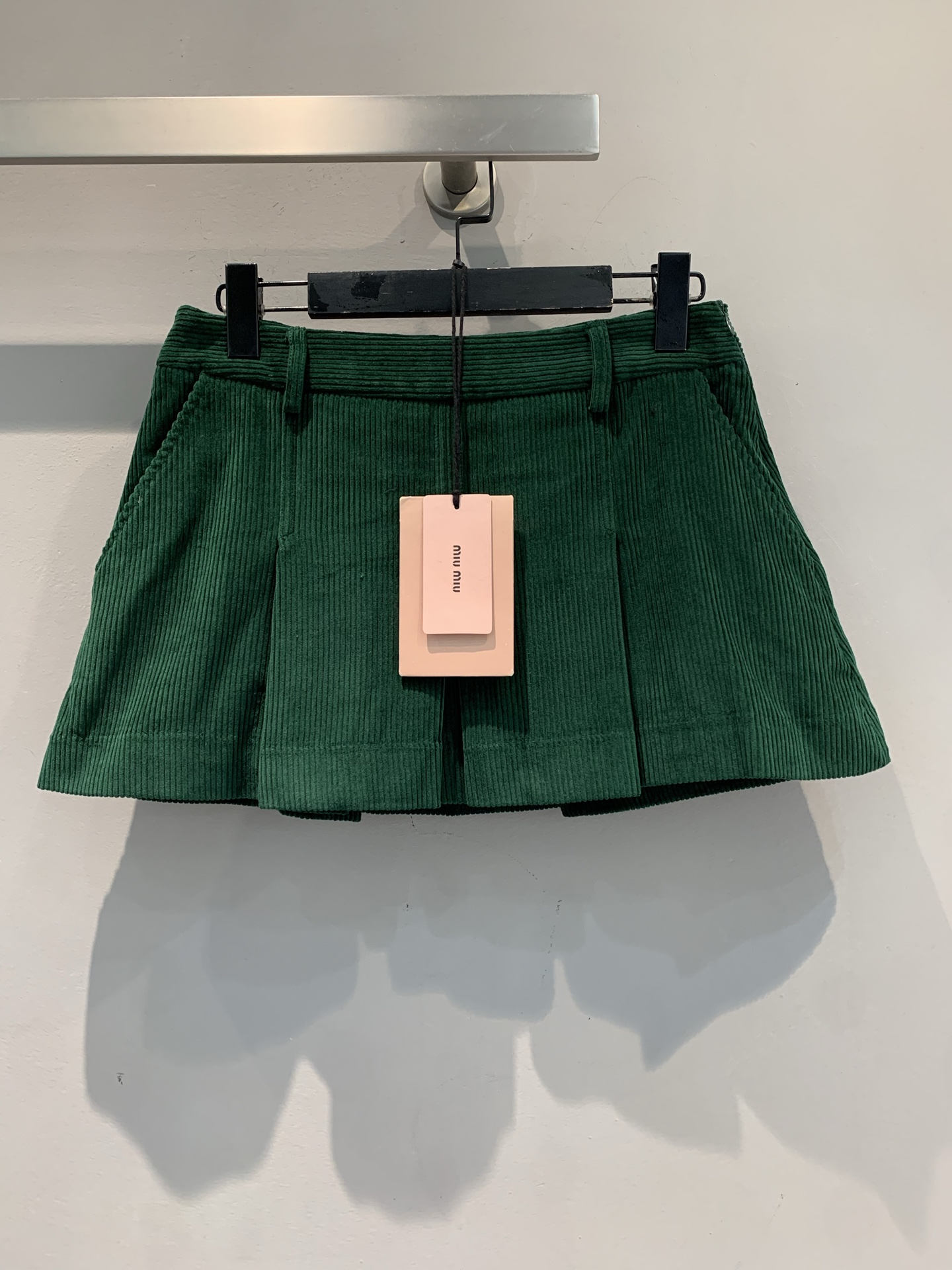 NO:536062,New model shipped M large-scale real shot Miumi* 2025 autumn and winter new retro fashionable dark green corduroy pleated skirt. The delicate corduroy texture ripples in the light, as if it has rubbed all the fashionable factors of the 1990s into the fabric; the neat pleated design ripples agile curves as you walk around, and the sweet and cool feeling is instantly full. The high-waisted tailoring quietly optimizes the body proportions, hiding the long legs in the pleats of the skirt, and every step is like interpreting a fashion blockbuster. SML, miumiu, skirts, alexander wang19860909新款出货啦M大货实拍 Miumi*2025秋冬新款复古时髦墨绿色灯芯绒百褶裙.细腻的灯芯绒纹理,在光线里漾开复古质感,仿佛把 90 年代的时髦因子都揉进了面料里；利落的百褶设计,走动间漾起灵动弧度,甜飒感瞬间拉满.高腰剪裁悄悄优化身材比例,把大长腿藏在裙褶里,每一次迈步都像在演绎时尚大片.码数SML,,miumiu,skirts,alexander wang,Women's clothing