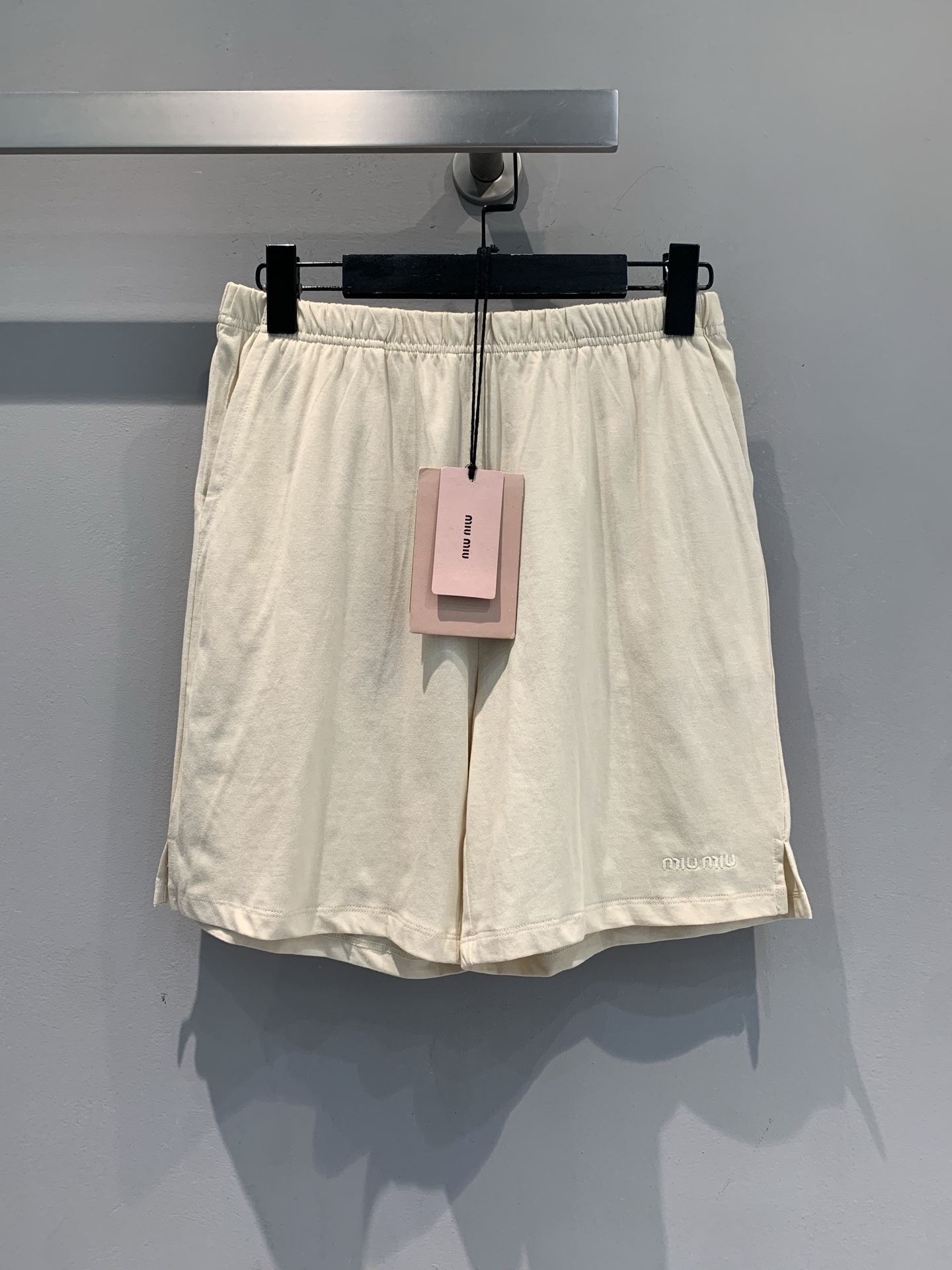 NO:546407,New models shipped by M large-scale real shot Miumi*2025 early autumn new elastic waist slit wide-leg shorts, pure cotton fabric is light and breathable, elastic waist design, adjustable at will, and wear freely. The beige and versatile, it is very beautiful with knitted tops or shirts, and can be held in commuting and casual. The legs of the trousers are slightly flared, full of retro feel, simple and detailed, suitable for sisters who like comfort and design~ SML, miumiu, shorts, shirts, alexander wang19860909新款出货啦M大货实拍 Miumi*2025早秋新款松紧腰开叉阔腿短裤,纯棉面料轻薄透气,松紧腰设计,随心调节,穿着自在.米白色百搭,配针织上衣或衬衫都很出彩,通勤休闲都能hold住.裤脚微喇,复古感满满,简约又有细节,适合喜欢舒适和设计感的姐妹们~码数SML,,miumiu,shorts,shirts,alexander wang,Women's clothing