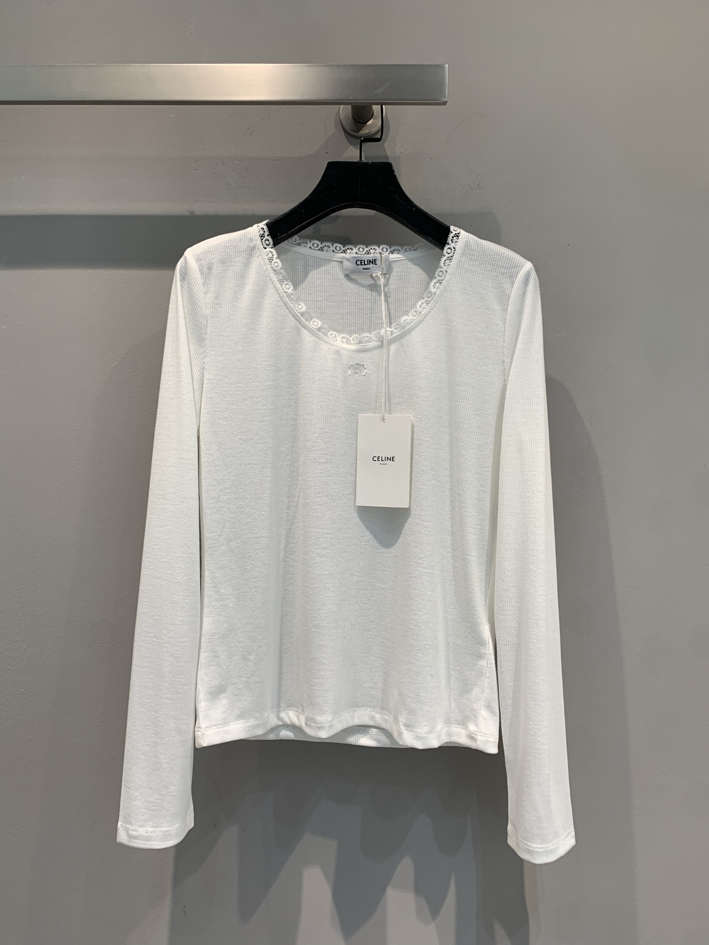 NO:546391,New style shipped M. Big product real shot Celin*2025 autumn and winter new white lace knitted base shirt, light and soft, waffle texture + exquisite lace, elegant and delicate. The round neck design modifies the neck lines, which are very outstanding in single or layered, and are super suitable for spring and summer! You can easily control daily commuting and leisure, matched with skirts or high-waisted pants, with gentle temperament. Simple and high-end, sisters who like exquisite outfits must enter! SML, celine, skirts, alexander wang19860909新款出货啦M 大货实拍 Celin*2025秋冬新款白色蕾丝边针织打底衫,轻薄柔软,华夫格纹理+精致蕾丝,优雅又细腻.圆领设计修饰颈部线条,单穿或叠穿都很出彩,春夏季节超适合!日常通勤、休闲都能轻松驾驭,搭配裙装或高腰裤,温柔气质满分.简约又高级,喜欢精致穿搭的姐妹必入! 码数SML,,celine,skirts,alexander wang,Women's clothing