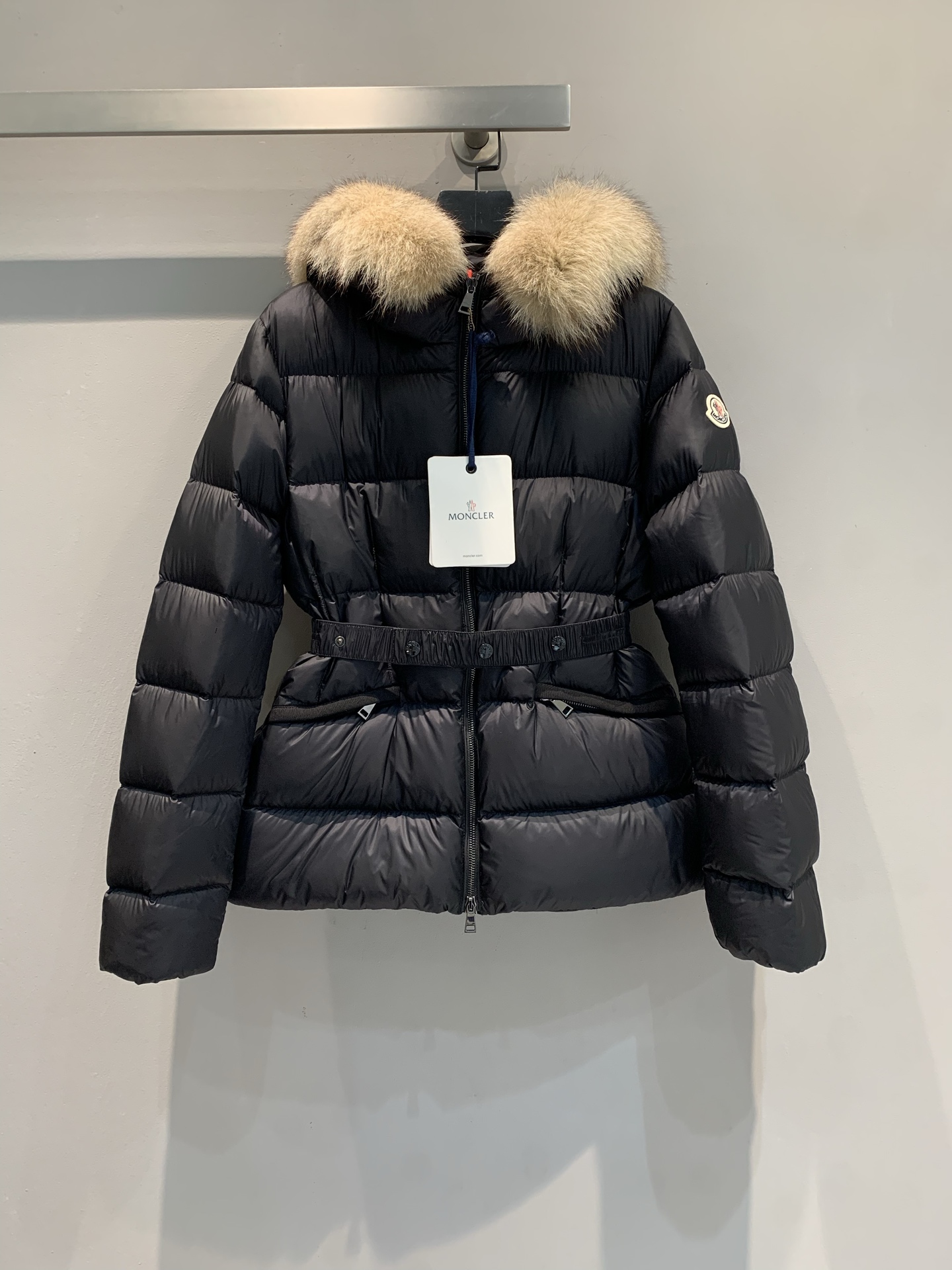 NO:544282,New style with dust bags shipped M. Big product real shot MoncIe* autumn and winter new Boed Black Swan Women's waist-closed hooded short down jacket. It uses nylon Leger engraved line design, down filling and iconic Boudin quil seam. The stretching belt at the waist brings you slim and feminine. The zipper closure with double zipper heads and a movable fox edge hood allow you to customize the style according to climate and needs. The 'paper down jacket' created by Heavy Industry will become a new member of the thin autumn and winter style. The material has a very light luster and a particularly delicate feel.  , wear it on the body to feel lighter and warmer. The delicate and flat craftsmanship ensures the silhouette of the clothes. The classic down hooded detachable fox fur collar is fluffy and soft, and has texture. It can be intuitively felt by the naked eye. The delicate and visible fur easily creates a small V-face. The windproof pocket and back waist design make the whole down jacket more slim and fashionable. Whether it is the supermodel figure or the petite and cute figure, you can easily control the visual effect of the legs of two meters long. Number of codes 00 0 1 2 3 4 5,,down jacket,hats,alexander wang19860909配防尘袋新款出货啦M 大货实拍 MoncIe*秋冬新款Boed黑天鹅女士收腰连帽短款羽绒服.采用尼龙Leger雕刻线条设计,羽绒填充和标志性Boudin quil缝.腰部的伸展带为你带来苗条和女性气质.带有双拉链头的拉链开合和可移动的霜狐边缘的引擎盖,可让您根据气候和需求自定义样式.重工打造的“纸质羽绒服”将成为秋冬的薄款新成员,材质具有光泽感非常的轻而且手感也特别的细腻 ,把它穿在身上体感更轻更温暖.细腻平整的工艺走线保证了衣服的廓形感,经典的羽绒连帽可拆卸的狐狸毛领,蓬松柔软,有质感肉眼都能直观的感受到它的高品质,细腻看见的毛质轻松打造出小V脸 .防风口袋、后背束腰的设计,让整件羽绒服更修身更时髦,无论是超模的身材、还是娇小可爱的身材都能轻松驾驭腿长两米八的视觉效果.码数 00 0 1 2 3 4 5,,down jacket,hats,alexander wang,Women's clothing