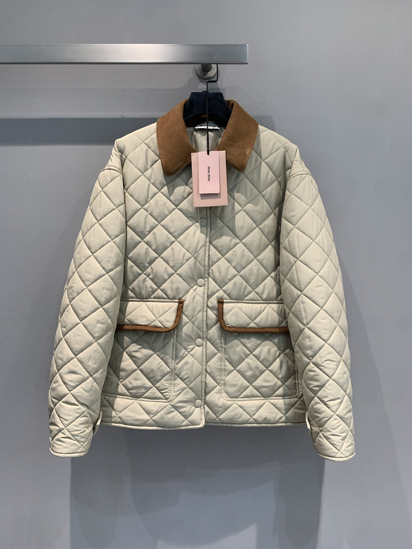 NO:544246,New style shipped M. Big product real shot Miumi* autumn and winter new retro contrast collar diamond quilted cotton jacket brown-toned lapel and pocket trim retro contrasting colors instantly illuminate the shape; the classic diamond quilting process not only makes the cotton jacket more layered, but also takes into account warmth and neat style. The lapel design adds a bit of sassy, ​​the large pocket is practical and eye-catching, and the brand logo tag shows the identity of luxury products in a low-key manner. Whether it is matched with jeans in the American retro style or a skirt group CP to create a sweet and cool celebrity feel, it can make you 'stand out' in winter outfits. SML, miumiu, skirts, jeans, alexander wang19860909新款出货啦M 大货实拍 Miumi*秋冬新款复古撞色领菱格绗缝棉服棕调翻领与口袋饰边复古撞色瞬间点亮造型；经典菱格绗缝工艺,不仅让棉服更具层次感,还兼顾了保暖与利落版型.翻领设计添几分飒爽,大口袋实用又吸睛,品牌标识吊牌低调彰显奢品身份.无论是搭配牛仔裤走美式复古风,还是与半裙组CP打造甜酷名伶感,它都能让你在冬日穿搭中“脱颖而出”.码数SML,,miumiu,skirts,jeans,alexander wang,Women's clothing