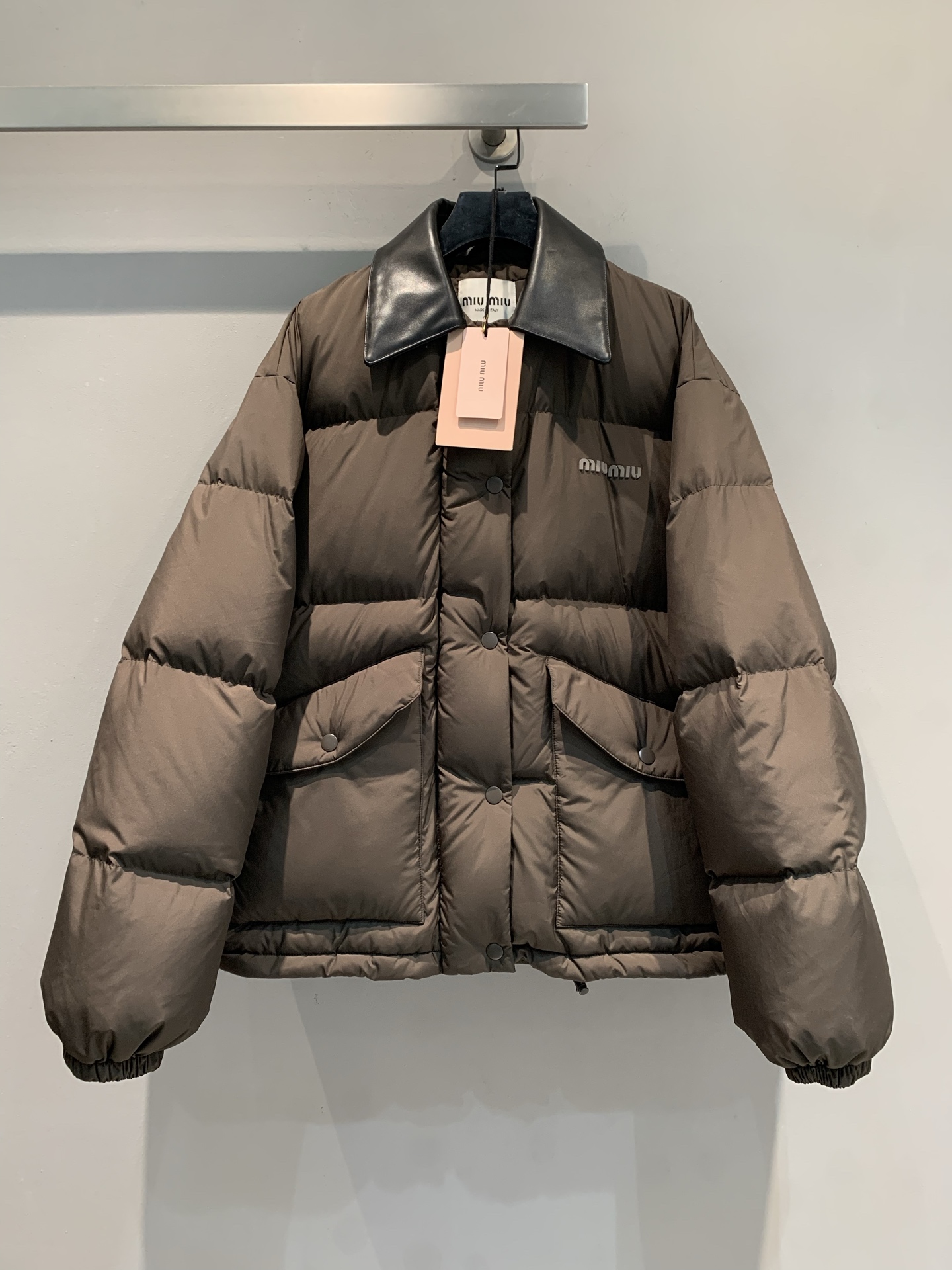 NO:546398,New style with dust bags shipped M. Big product real shot Miumi*2025 autumn and winter new fashionable retro large pocket leather collar down jacket, classic brown + black leather collar, simple and high-end! High-quality goose down filling, warmth online, loose style makes it look slim, and it is very fashionable when paired with casual pants or skirts. The details of the leather collar enhance the texture, and you can wear it for commuting and casual, which is a must-have versatile item for the autumn and winter wardrobe! SML,,miumiu, skirts, down jacket, alexander wang19860909配防尘袋新款出货啦M 大货实拍 Miumi*2025秋冬新款时髦复古大口袋皮领羽绒服,经典棕色+黑色皮领,简约又高级感满满!高品质鹅绒填充,保暖力在线,宽松版型超显瘦,搭配休闲裤或裙装都很时髦.皮领细节提升质感,通勤休闲都能穿,是秋冬衣橱必备百搭单品! 码数SML,,miumiu,skirts,down jacket,alexander wang,Women's clothing