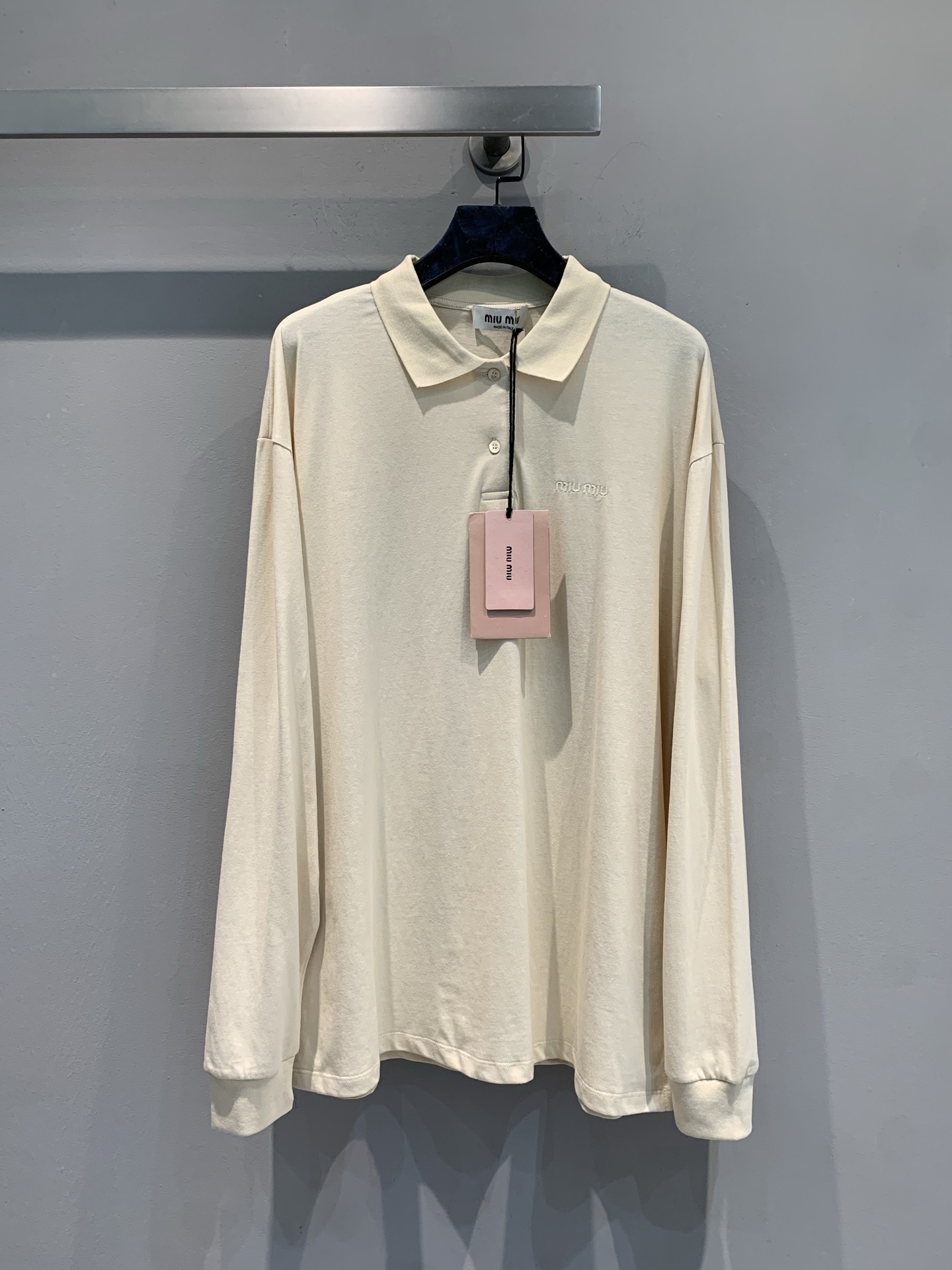 NO:546413,New model shipped M. Big product real shot Miumi*2025 early autumn new fashionable and versatile beige long-sleeved Polo shirt, made of soft cotton fabric, light brushed, comfortable and high-end classic lapel + hidden placket, matched with mother-of-pearl buttons, full of details! The cuffs and hem ribbed design, free movement, and the matte leather logo is low-key and textured. Beige is versatile, business and casual, and can be easily controlled by both single or inner wear. It is a must-have practical item for autumn and winter wardrobe. SML, miumiu, alexander wang19860909新款出货啦M 大货实拍 Miumi*2025早秋新款时髦百搭米色长袖Polo衫,采用柔软棉质面料,轻微拉绒处理,穿着舒适又高级经典翻领+隐藏式门襟,搭配珍珠贝母纽扣,细节满分!袖口和下摆罗纹设计,活动自如,磨砂皮徽标低调有质感.米色百搭,商务休闲都能轻松驾驭,单穿或内搭都很出彩,是秋冬衣橱必备实用单品.码数SML,,miumiu,alexander wang,Women's clothing