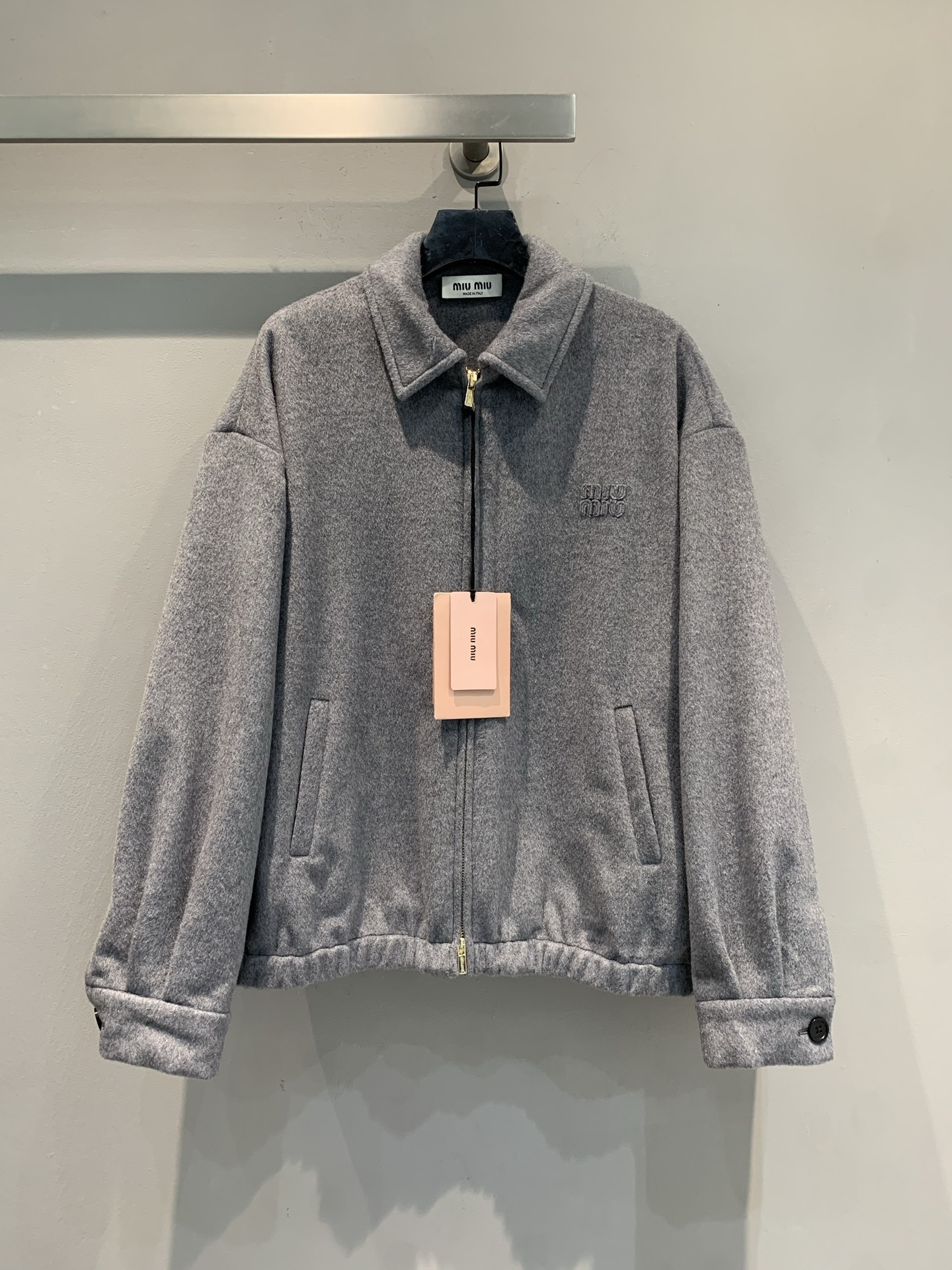 NO:544320,New model shipped M large-scale real shot Miumi* autumn and winter new minimalist letter logo zippered wool jacket. It uses soft gray wool cashmere blended fabric, with a warm texture but not without losing its clarity; the classic lapel is paired with metal zippers, which hides exquisite details in a neat way; the embroidered brand logo on the chest is low-key to show its identity, and the embroidered letters add Miu-style recognition. The elastic hem and adjustable cuffs find a perfect balance between casualness and ability, creating an oversize relaxed atmosphere. SML, miumiu, versace, jackets & coats, alexander wang19860909新款出货啦M大货实拍 Miumi*秋冬新款极简风字母logo拉链羊毛外套.采用柔和灰调羊毛羊绒混纺面料,自带温润质感却不失挺括；经典翻领搭配金属拉链,利落中藏着精致细节；胸前浮雕品牌徽标低调彰显身份,刺绣字母加持更添Miu式辨识度.松紧下摆与可调节袖口,在随性与干练间找到完美平衡,打造出oversize的松弛氛围感.码数SML,,miumiu,versace,jackets & coats,alexander wang,Women's clothing