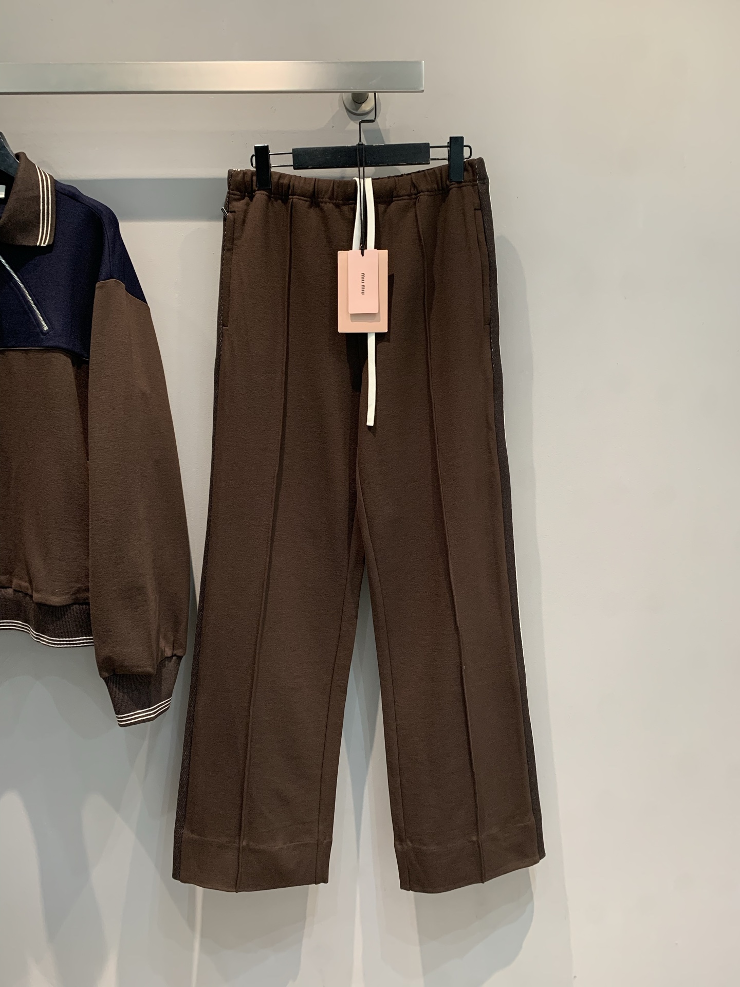 NO:535027,New style shipped M large-scale real shot Miumi* autumn and winter new lazy style contrasting wool casual pants. Selected imported wool fabrics, delicate texture, soft skin-friendly and soft. Full of drape. High-waist drawstring design is suitable for various body shapes, quietly hides small fat, and can adjust the slackness as you like; side contrasting stripes + three-dimensional pants line, outline the levels in simplicity, daily going out of the street or commuting in the workplace, are effortless and high-end. SML, miumiu, alexander wang19860909新款出货啦M 大货实拍 Miumi*秋冬新款慵懒风撞色边系带羊毛休闲裤.精选进口绵羊毛面料,质感细腻,亲肤柔软.垂坠感十足.高腰抽绳设计适配各种身形,悄悄藏起小赘肉,还能随心调节松弛度；侧边撞色条纹+立体裤线,在简约中勾勒层次,日常出街或职场通勤,都是毫不费力的高级感.码数SML,,miumiu,alexander wang,Women's clothing