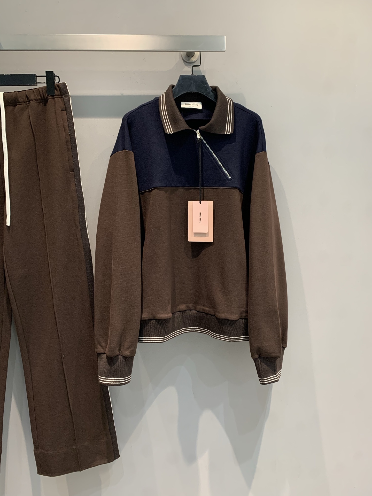 NO:535030,New models shipped by M large-scale real shots Miumi* autumn and winter new retro sporty style contrasting color half-open zipper jacket. It uses imported wool fabric, with delicate texture and a crisp style. The splicing of navy blue and dark gray comes with high-end filters, the striped details on the neckline replica retro college style, and the semi-zipper design adds a bit of street coolness~ The soft fabric is very comfortable on the upper body, and every day when you go out on the street, it looks like a fashion magazine filter is included!  The same series of sports casual pants are a lazy and noble rich daughter. The single wear jeans become an American retro hot girl in seconds, unlocking N styles with one piece. SML, miumiu, jeans, jackets & coats, jackets & coats, alexander wang19860909新款出货啦M大货实拍 Miumi*秋冬新款复古运动风撞色半开拉链夹克外套.采用进口绵羊毛面料,质感细腻,版型挺括.藏青与深灰的拼接自带高级滤镜,领口的条纹细节复刻复古学院风,半拉链设计又添几分街头酷感～软乎乎的面料上身巨舒服,日常出街随便一搭都像自带时尚杂志滤镜！配同系列运动休闲裤是慵懒贵气的富家千金既视感 单穿搭牛仔裤又秒变美式复古辣妹,一件解锁N种风格.码数SML,,miumiu,jeans,jackets & coats,jackets & coats,alexander wang,Women's clothing